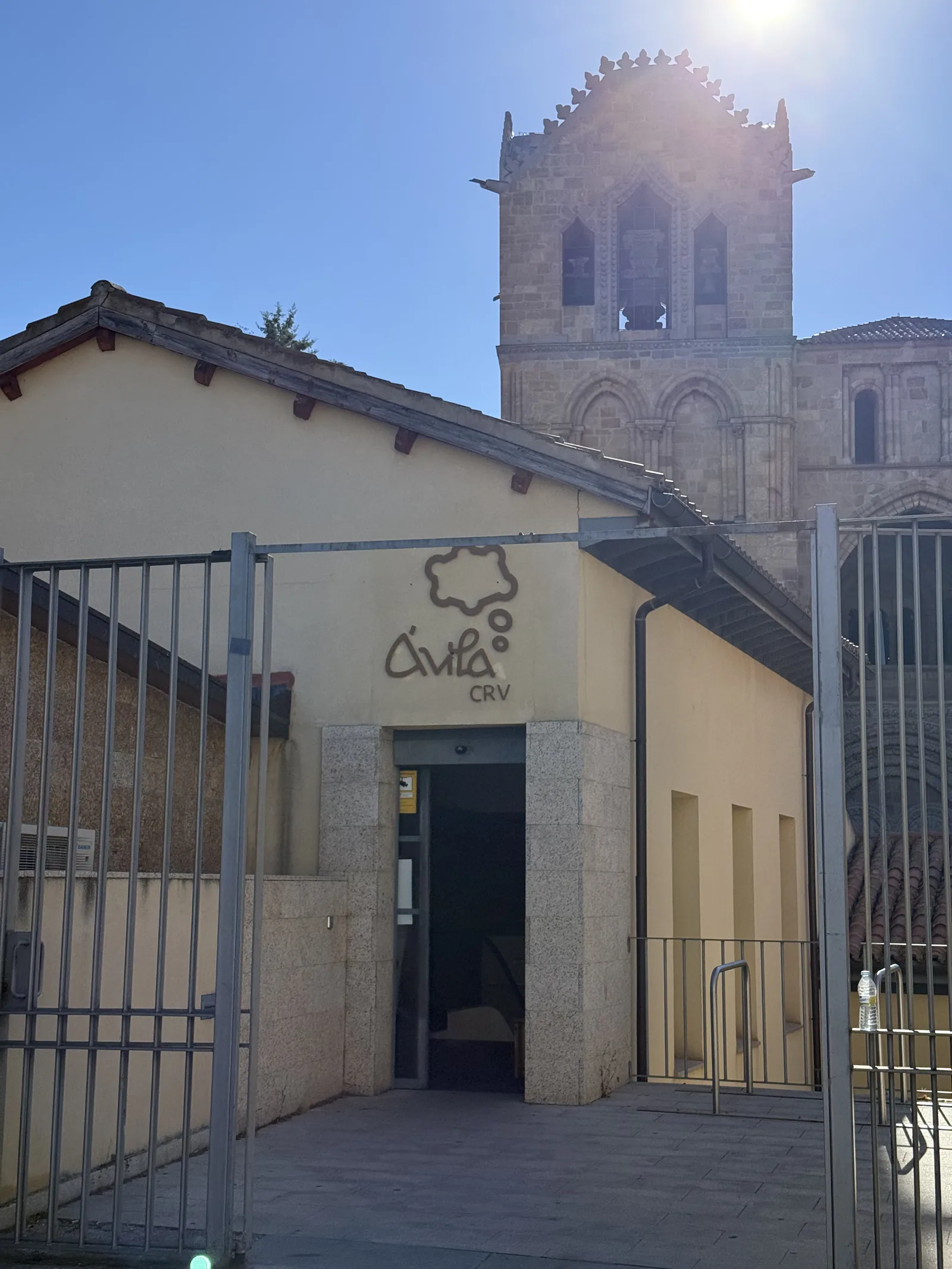Entrada con verja del Centro de Recepción de Visitantes de Ávila bajo la torre de la basílica de San Vicente. Foto propia La Maleta Inquieta, septiembre 2026