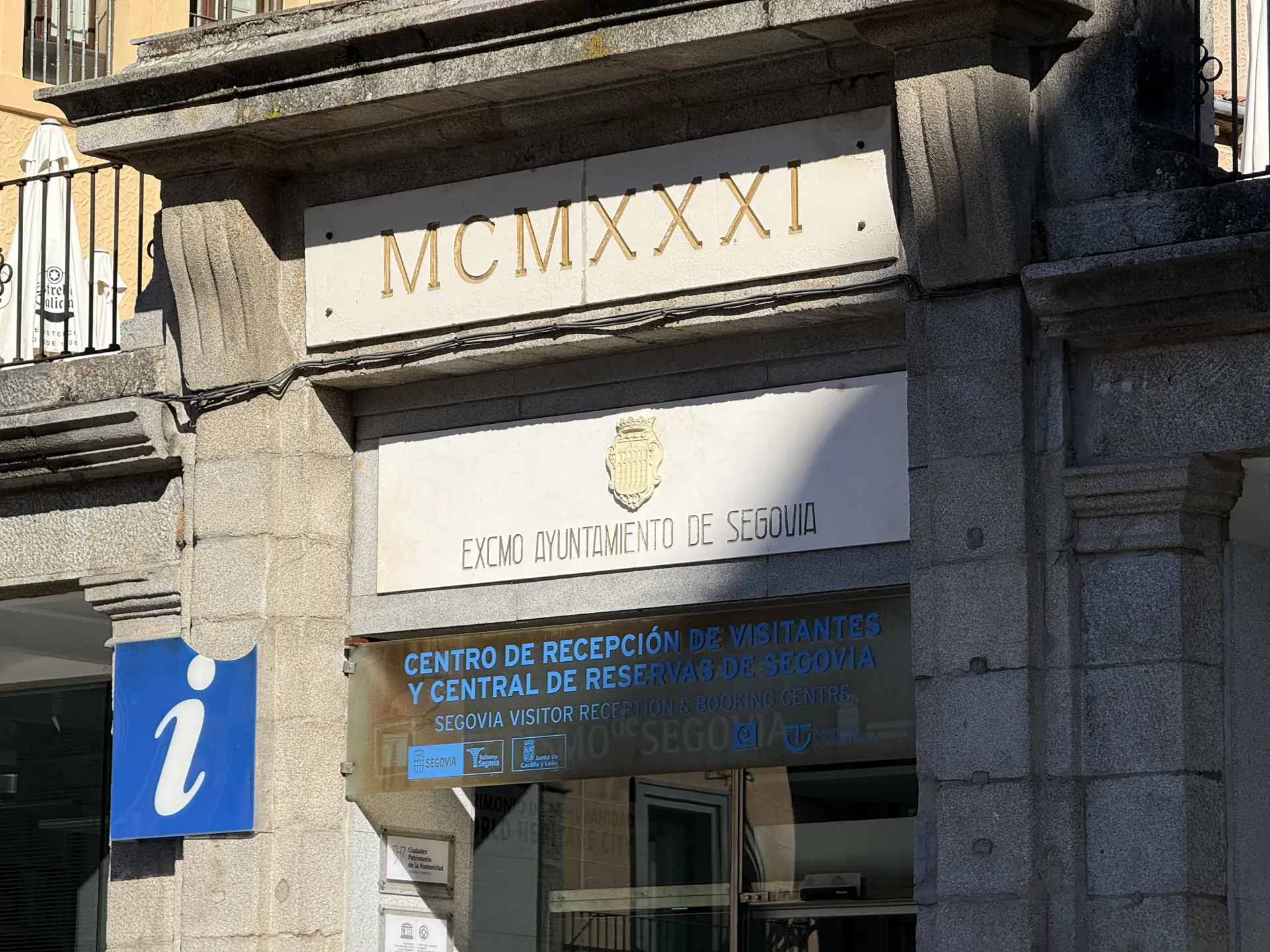 Fachada del centro de recepcion de visitantes de Segovia, con la fecha MCMXXXI sobre la entrada. Foto propia La Maleta Inquieta, septiembre 2026