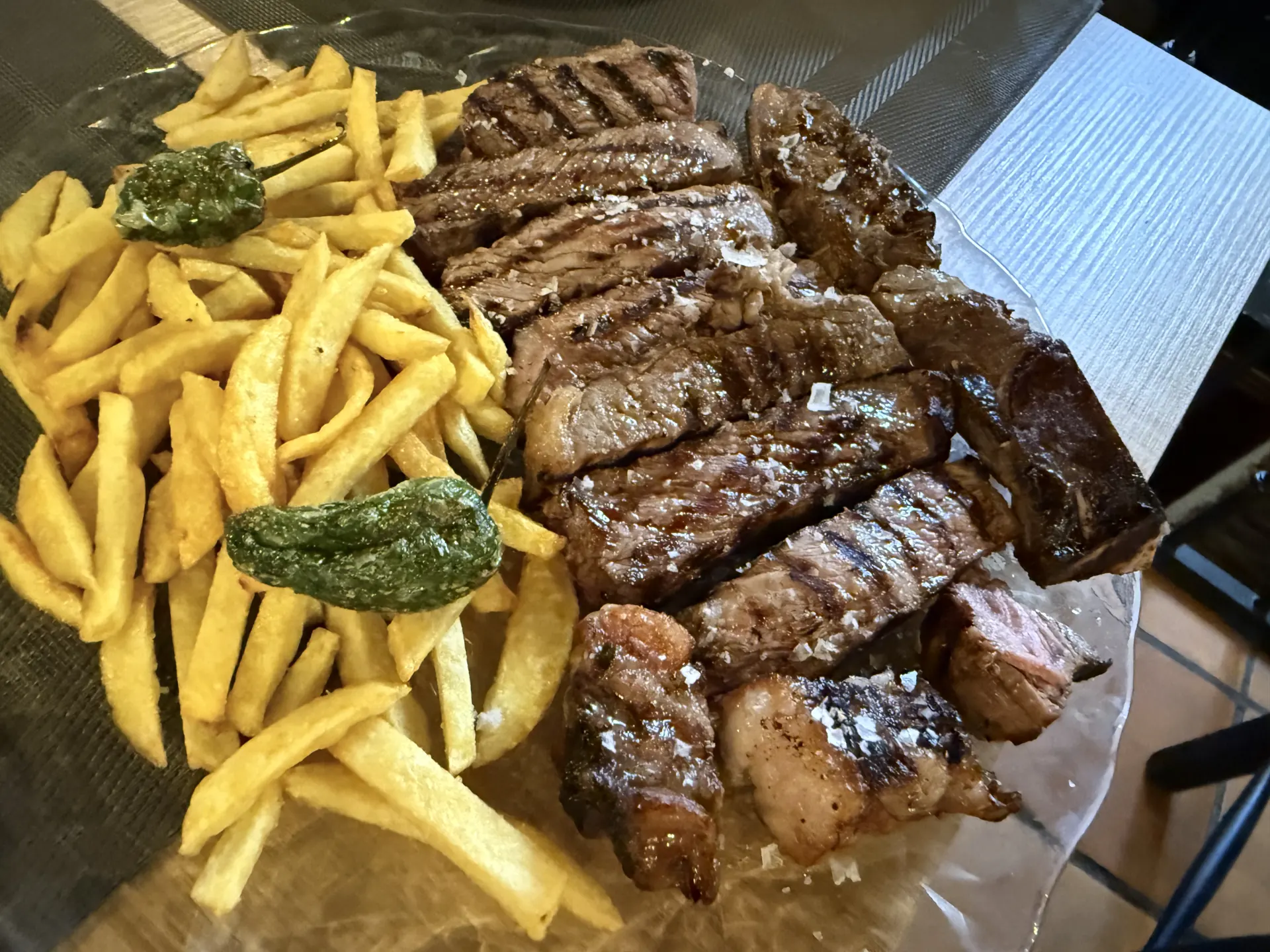 Chuletón de Ávila fileteado junto a su hueso, con sal en escamas, patatas y pimientos, en Redes Bar de Ávila. Foto propia La Maleta Inquieta, septiembre 2026.