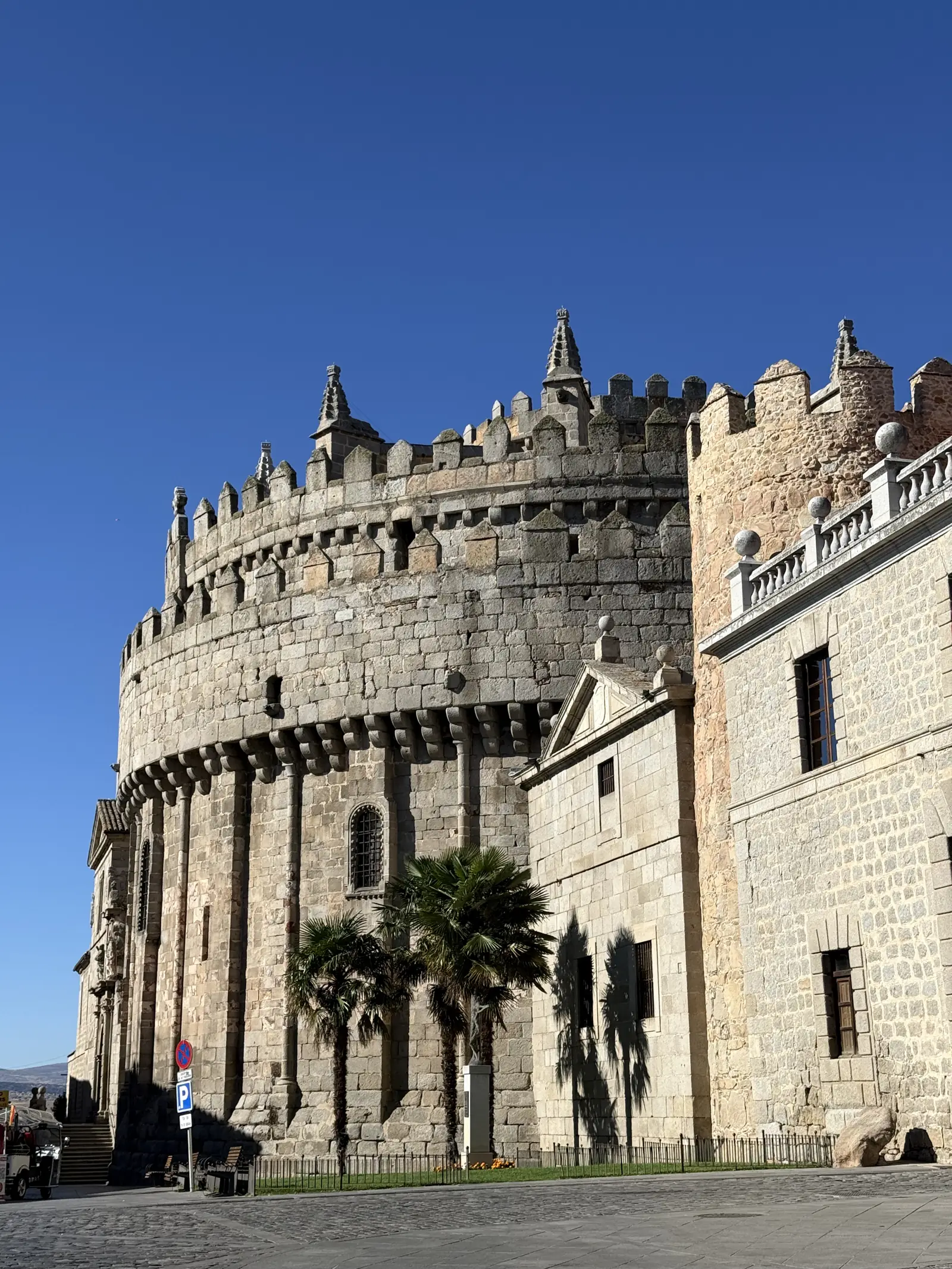 El Cimorro, ábside almenado de la catedral integrado en la muralla de Ávila, con palmeras y luz de primera hora. Foto propia La Maleta Inquieta, septiembre 2026.