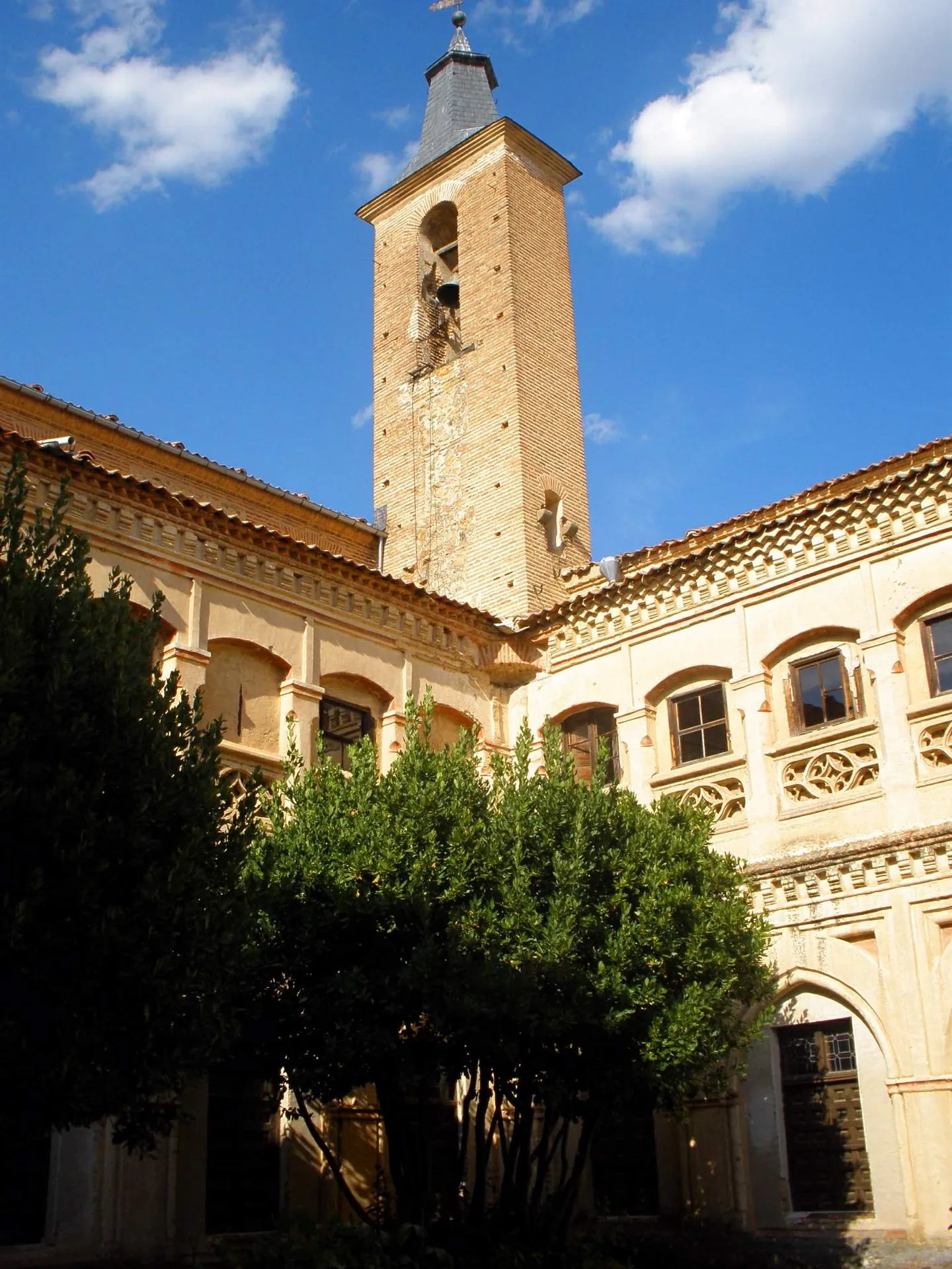Torre y fachada del monasterio de San Antonio el Real de Segovia vistos desde el patio.