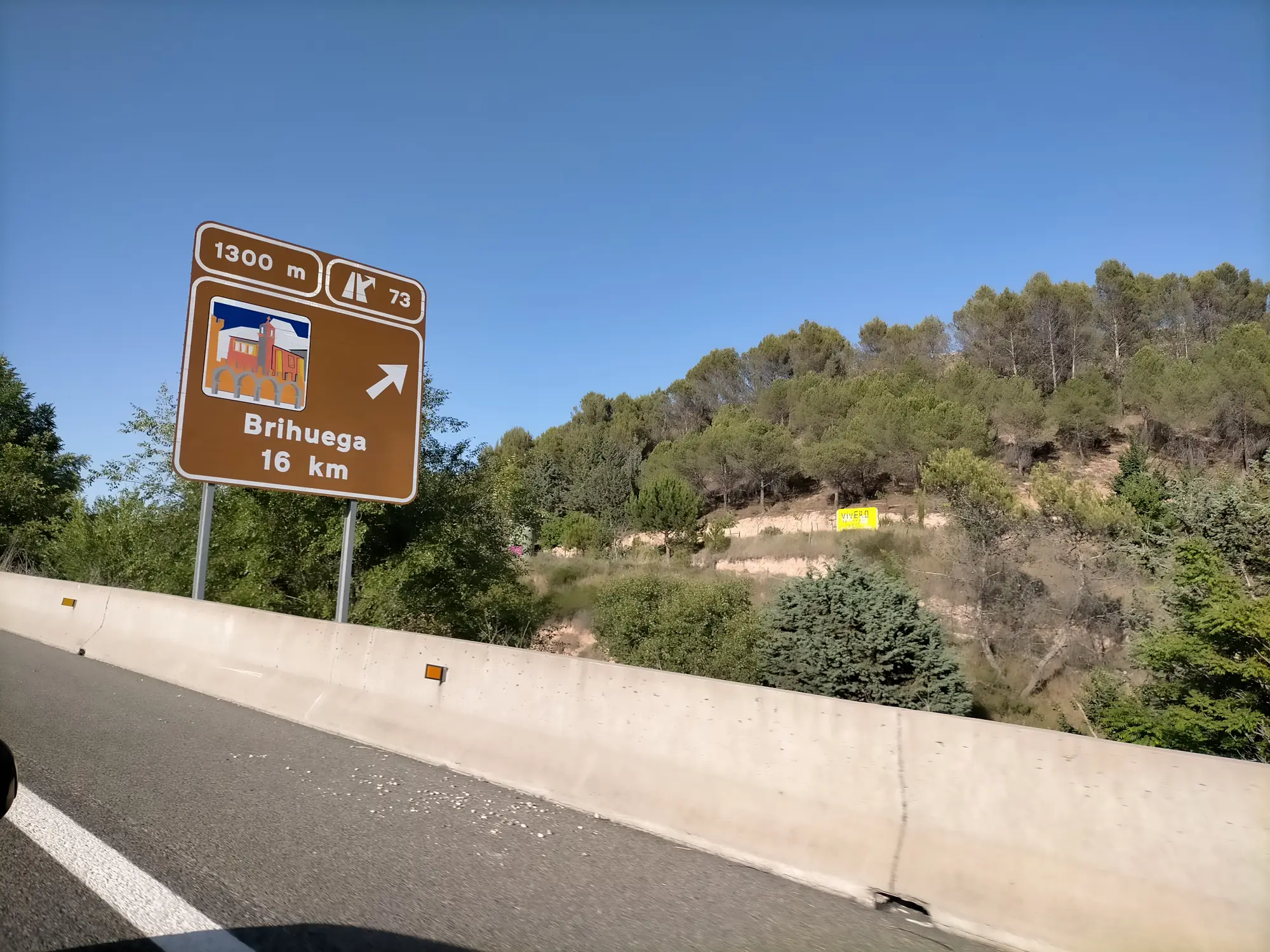 Carretera de acceso a Brihuega entre campos de la Alcarria.