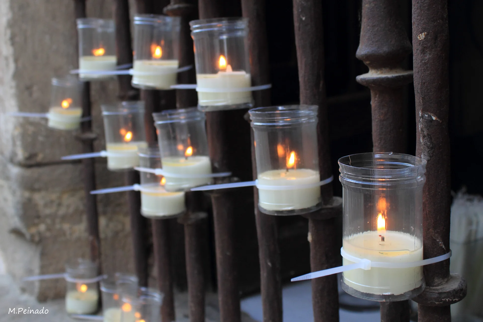Plaza de Pedraza iluminada con velas durante los conciertos nocturnos de julio