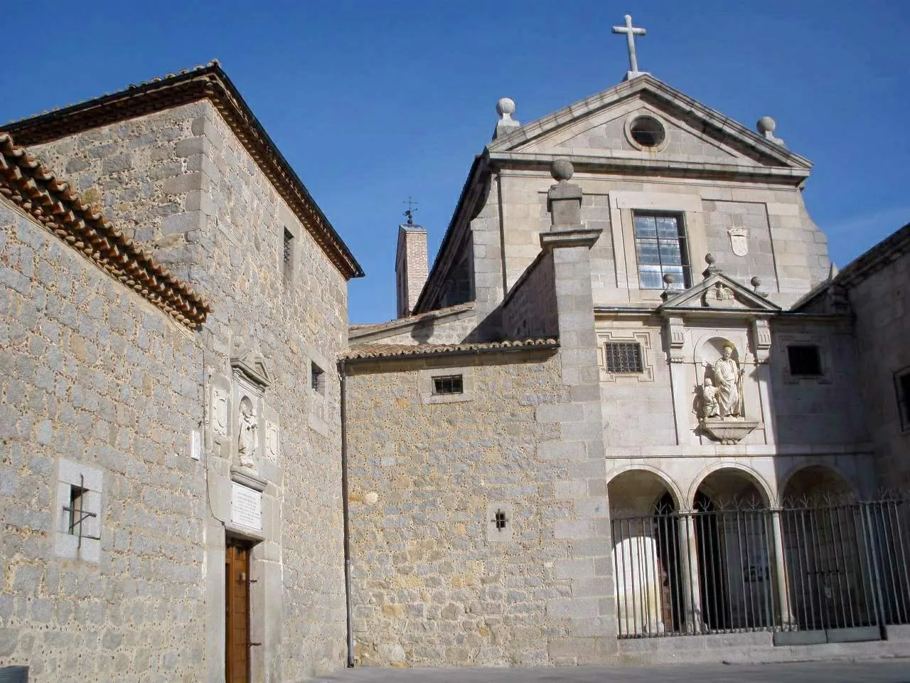 Fachada de granito del convento de San José de Ávila, el primero que fundó Santa Teresa, con pórtico de tres arcos y reja