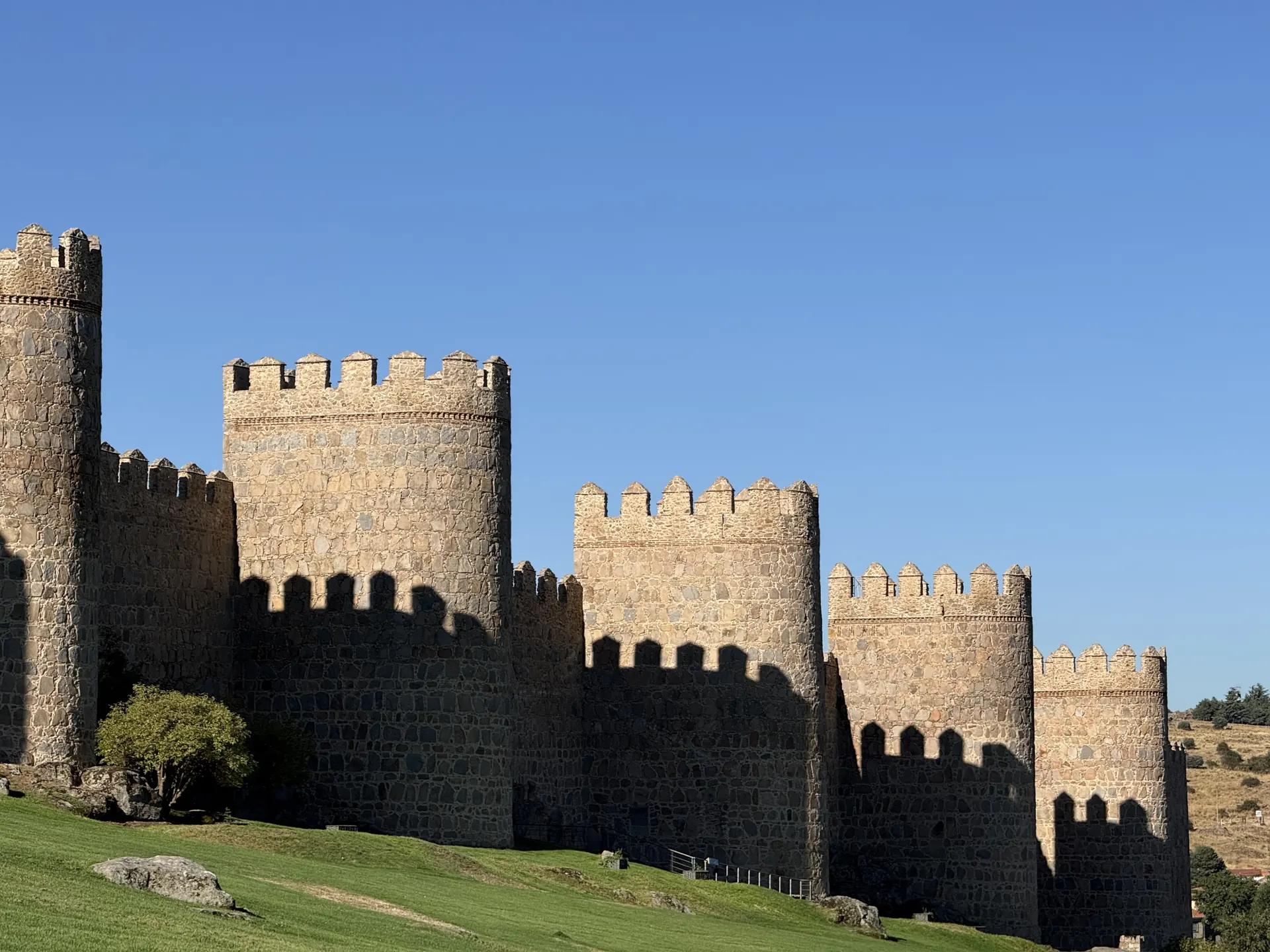 Cubos del lienzo norte de la muralla de Ávila con las sombras de las almenas sobre la piedra al sol de la mañana. Foto propia La Maleta Inquieta, septiembre 2026.