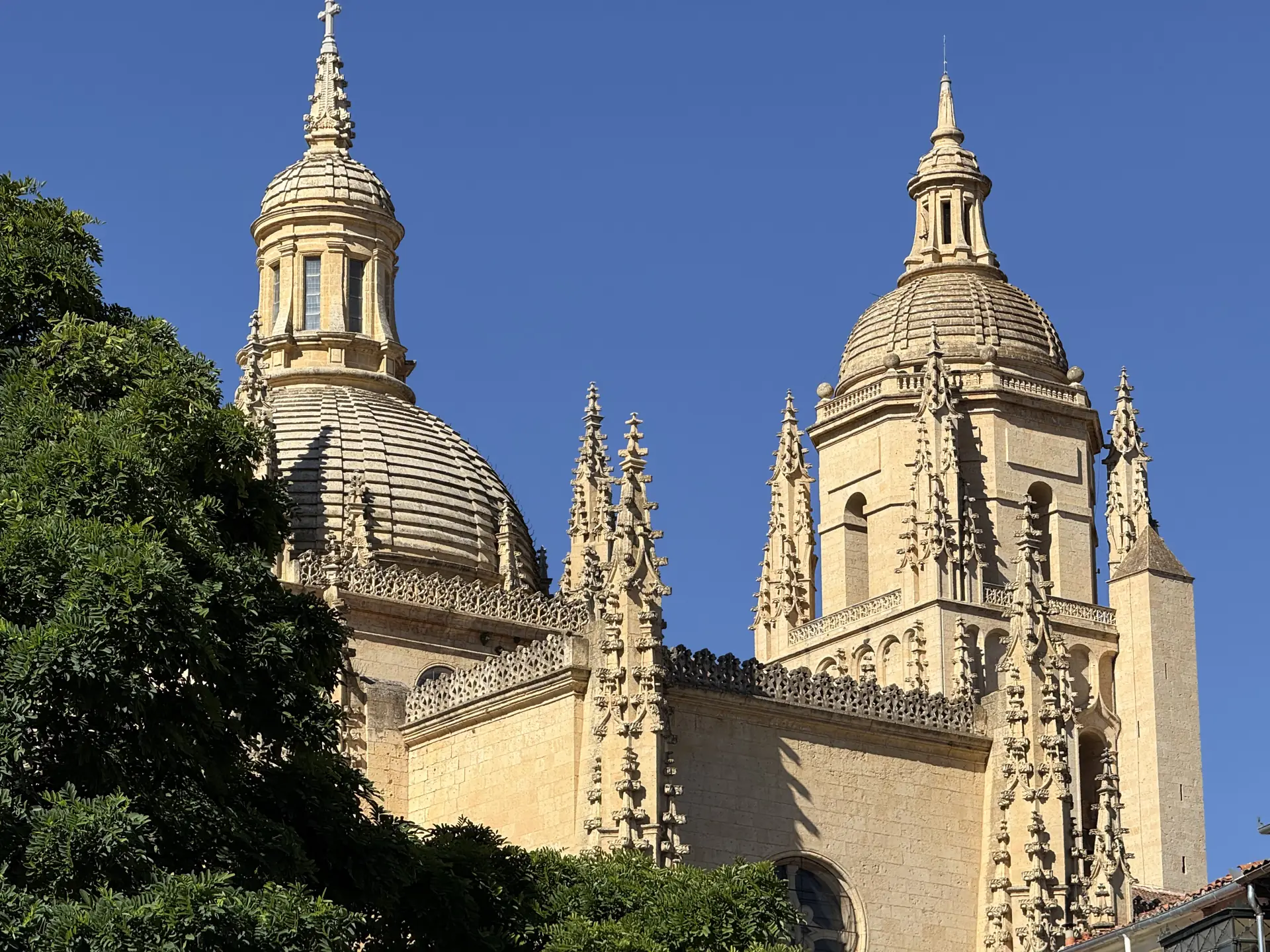 Cúpulas y pináculos de la Catedral de Segovia con detalles de la decoración gótica vista desde la plaza arbolada, Foto propia La Maleta Inquieta, octubre 2026