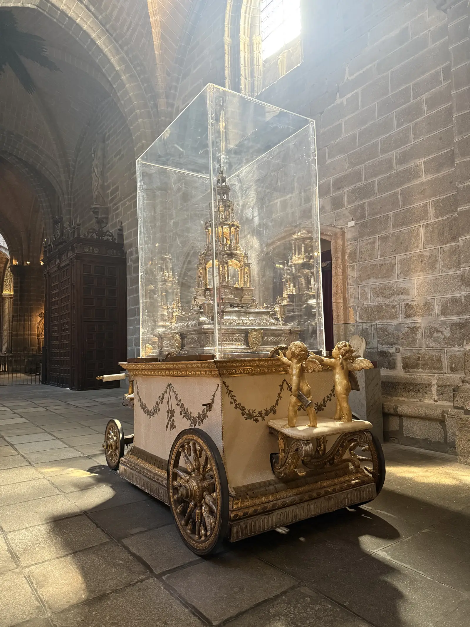 Custodia de plata de Juan de Arfe en su urna de cristal sobre la carroza procesional, catedral de Ávila. Foto propia La Maleta Inquieta, septiembre 2026.
