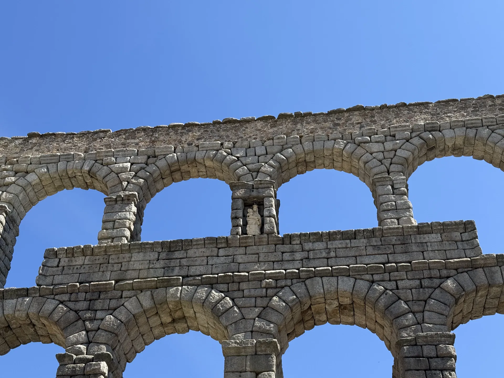 Detalle de los arcos de doble nivel del acueducto romano de Segovia con los huecos de la piedra a la vista. Foto propia La Maleta Inquieta, septiembre 2026