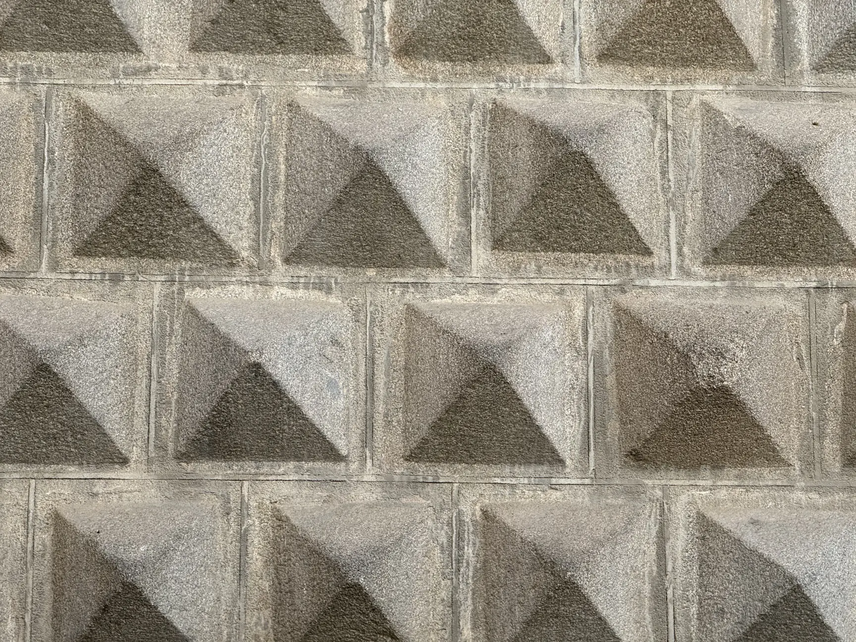 Detalle de las puntas de diamante talladas en granito de la Casa de los Picos, con sombras marcadas. Foto propia La Maleta Inquieta, septiembre 2026.