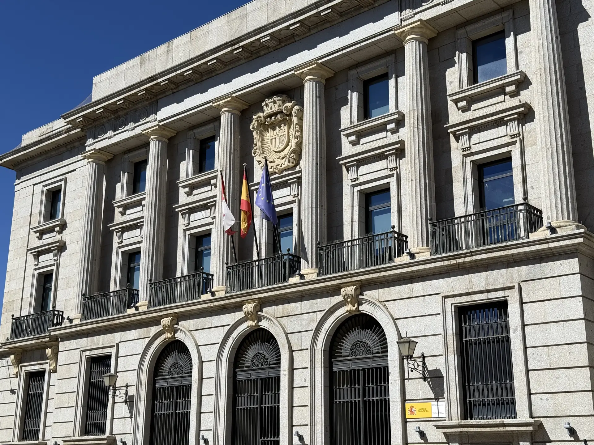 Fachada de granito del edificio de Hacienda en la plaza de Santa Teresa de Ávila, con columnas, escudo y banderas. Foto propia La Maleta Inquieta, septiembre 2026