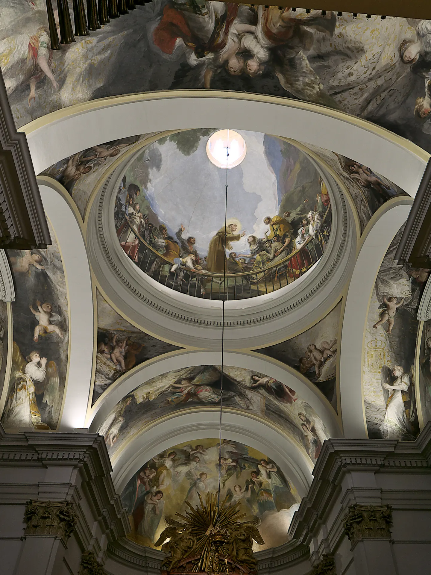 Frescos de Goya en la cúpula de la Ermita de San Antonio de la Florida, con el milagro del santo y la balaustrada de madrileños