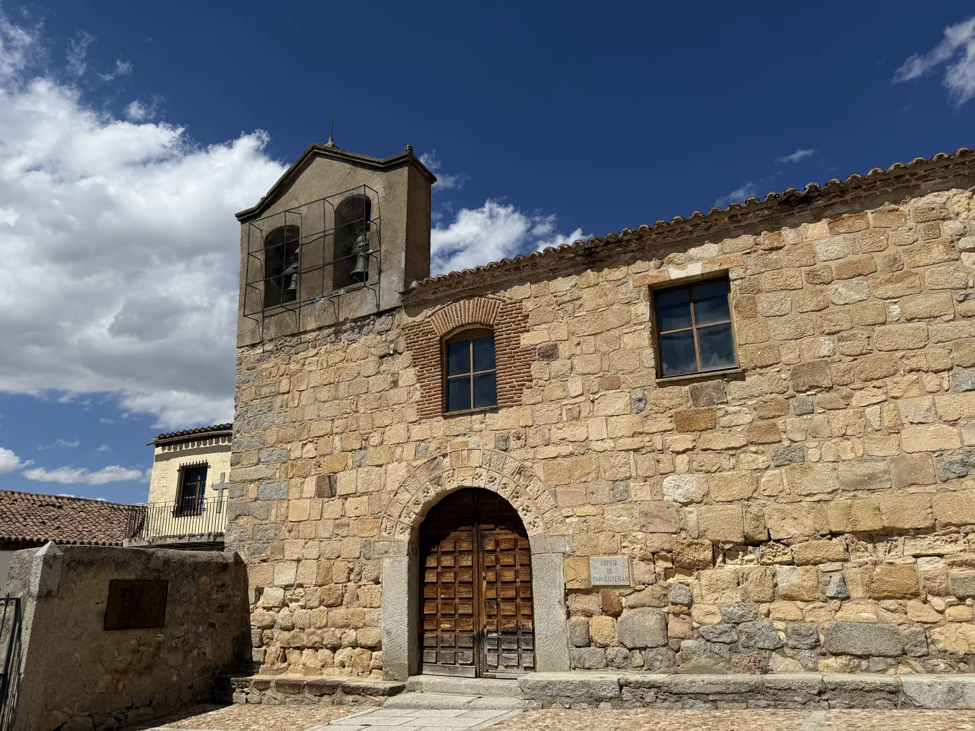 Ermita de San Esteban de Ávila, de mampostería, con espadaña de dos campanas y portada de medio punto. Foto propia La Maleta Inquieta, septiembre 2026