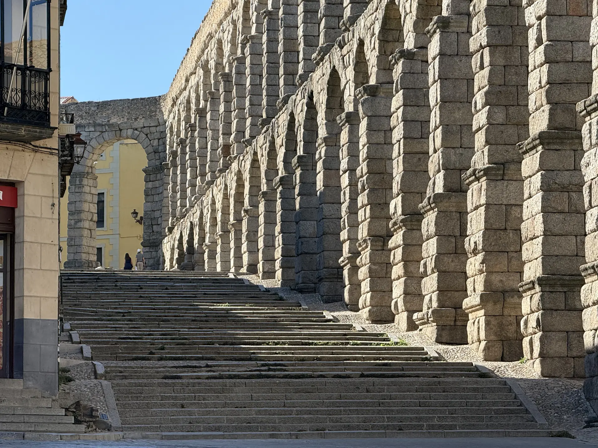 Escalera de piedra que sube junto al Acueducto de Segovia hacia el Postigo del Consuelo. Foto propia La Maleta Inquieta, octubre 2026