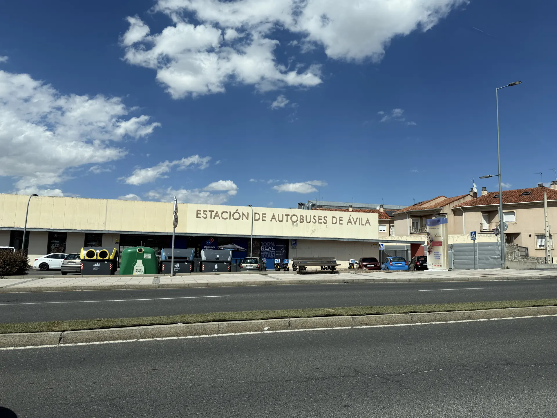 Fachada de la Estación de Autobuses de Ávila vista desde la avenida de enfrente, con cielo azul. Foto propia La Maleta Inquieta, septiembre 2026