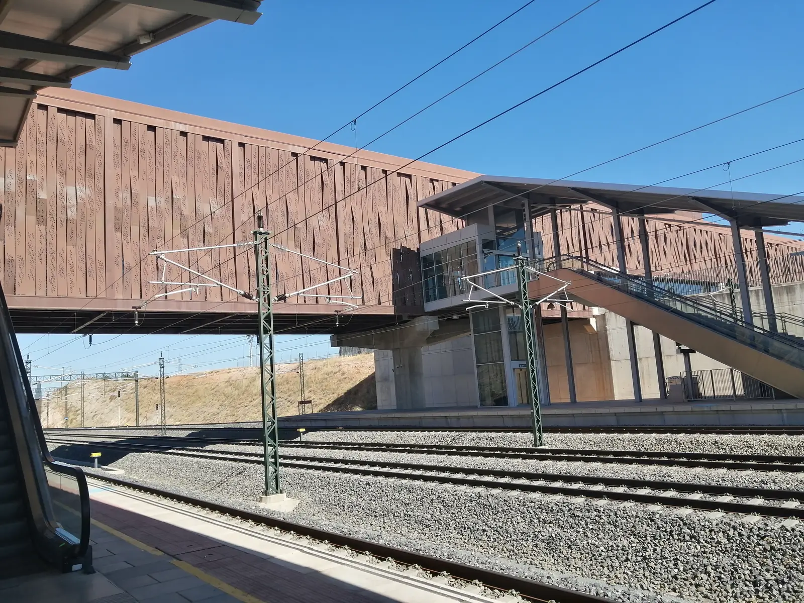 Andenes y pasarela de la estación de alta velocidad Cuenca-Fernando Zóbel, donde llega el AVE desde Madrid