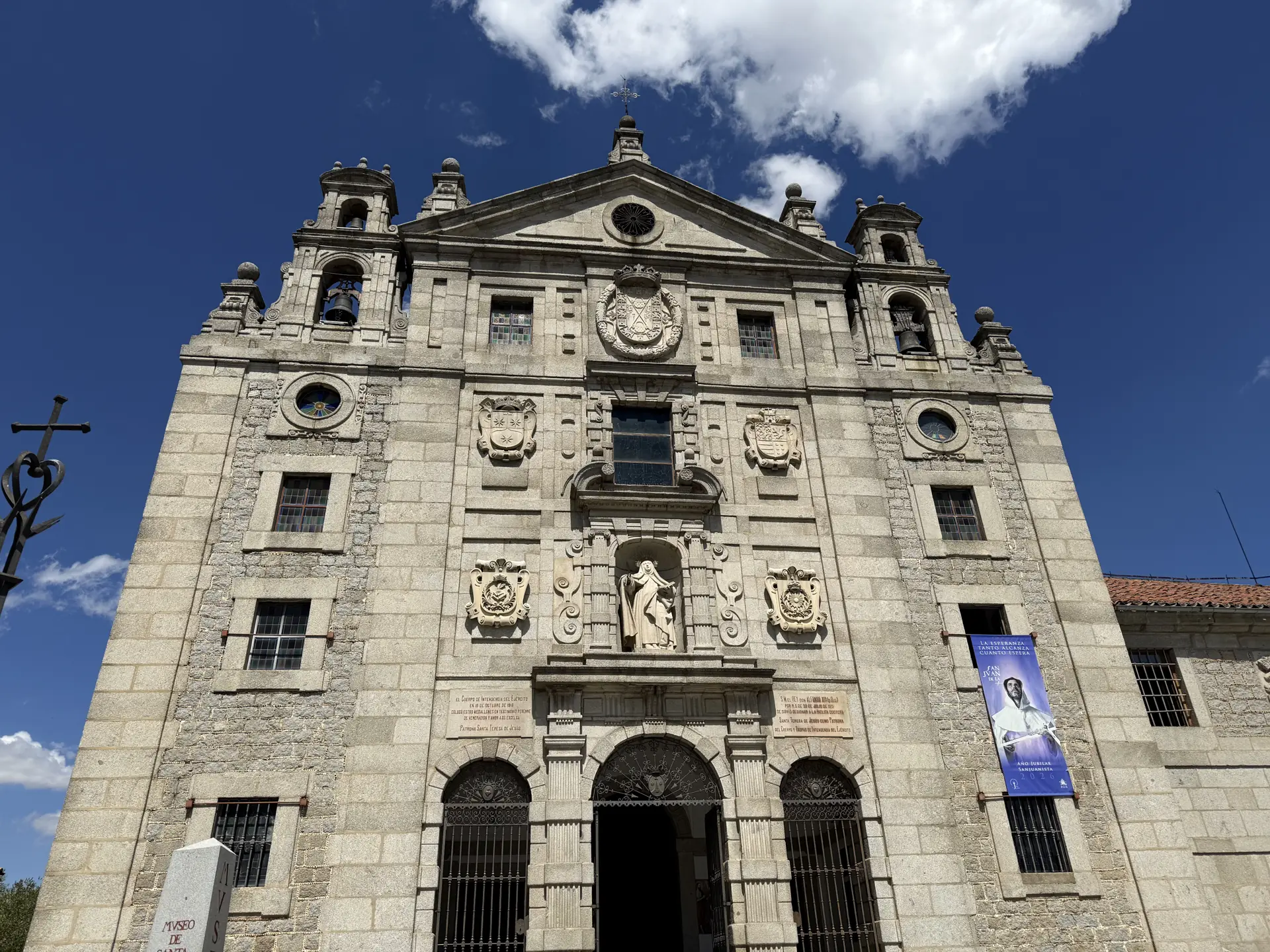 Fachada del convento de Santa Teresa en Ávila, con la santa en la hornacina, escudos y pancarta del año jubilar. Foto propia La Maleta Inquieta, septiembre 2026.