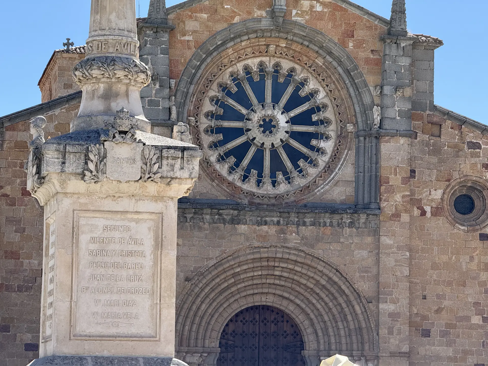 Rosetón y portada románica de la iglesia de San Pedro de Ávila con el pedestal del monumento a los santos delante. Foto propia La Maleta Inquieta, septiembre 2026