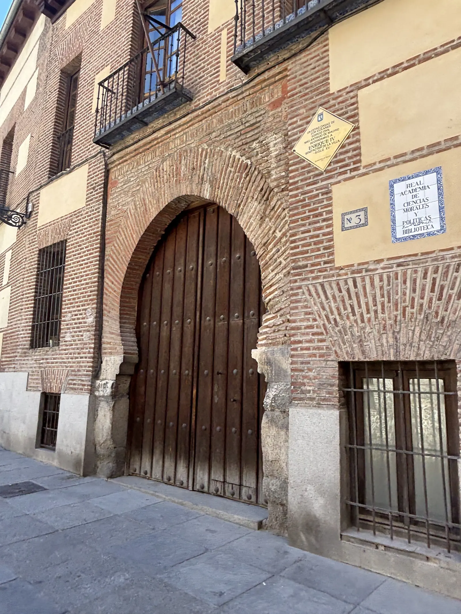Portada de ladrillo y madera en una casa del Madrid de los Austrias, Foto propia La Maleta Inquieta, septiembre 2026