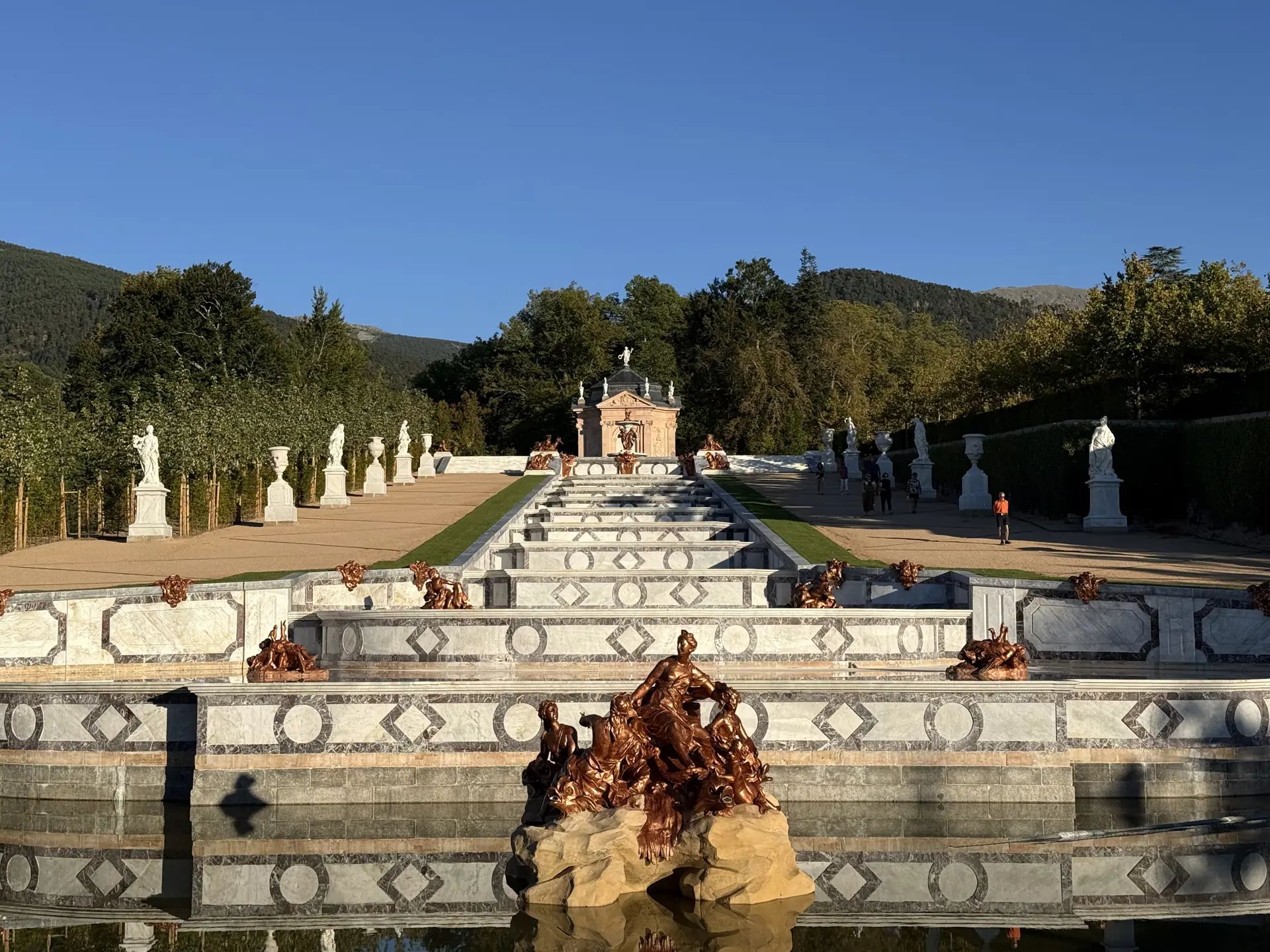 Fuente monumental de La Granja con cascada de mármol y esculturas doradas mitológicas, Foto propia La Maleta Inquieta, octubre 2026