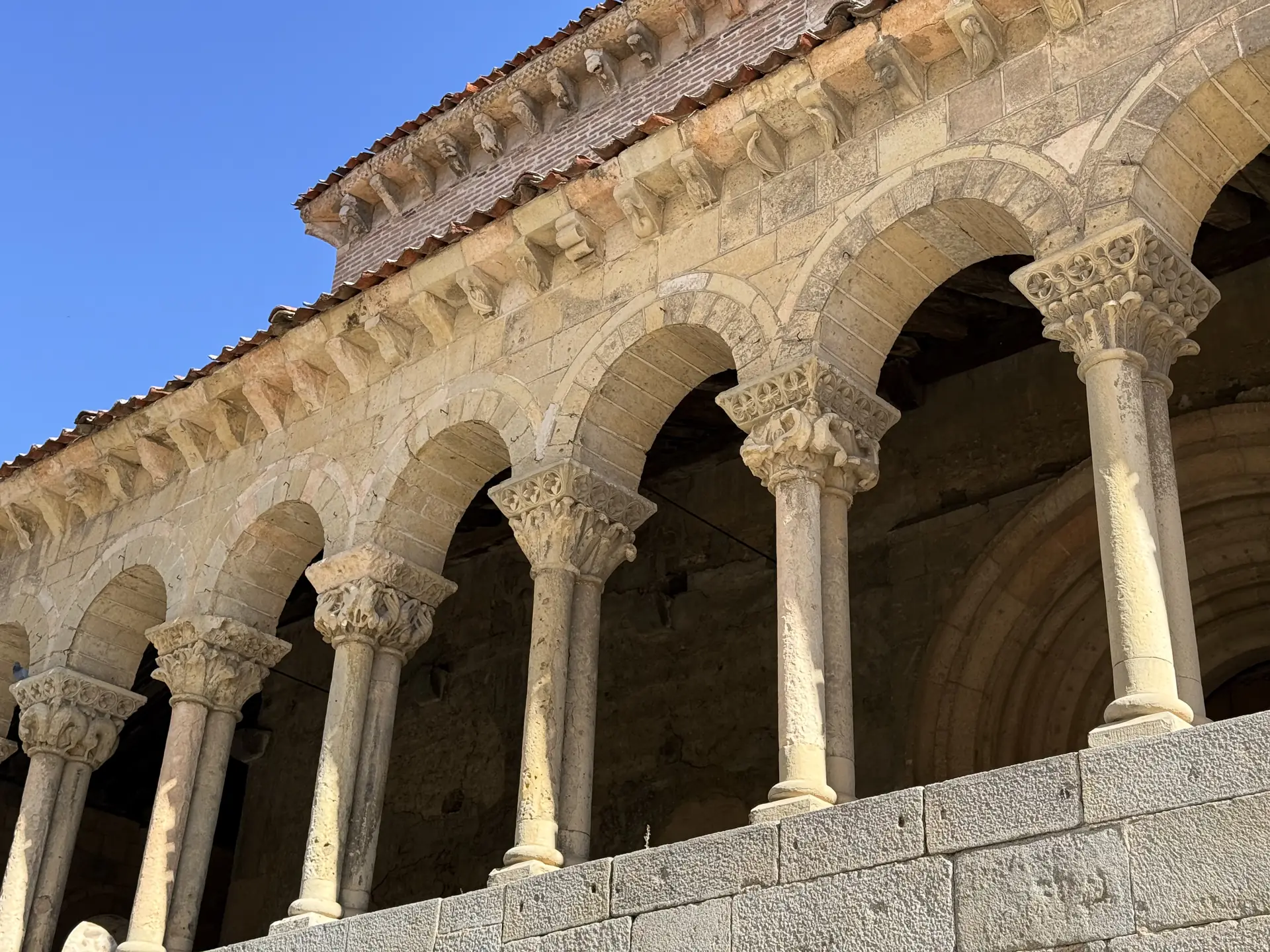 Galería porticada románica con arcos de medio punto sobre columnas y capiteles decorados, Foto propia La Maleta Inquieta, septiembre 2026