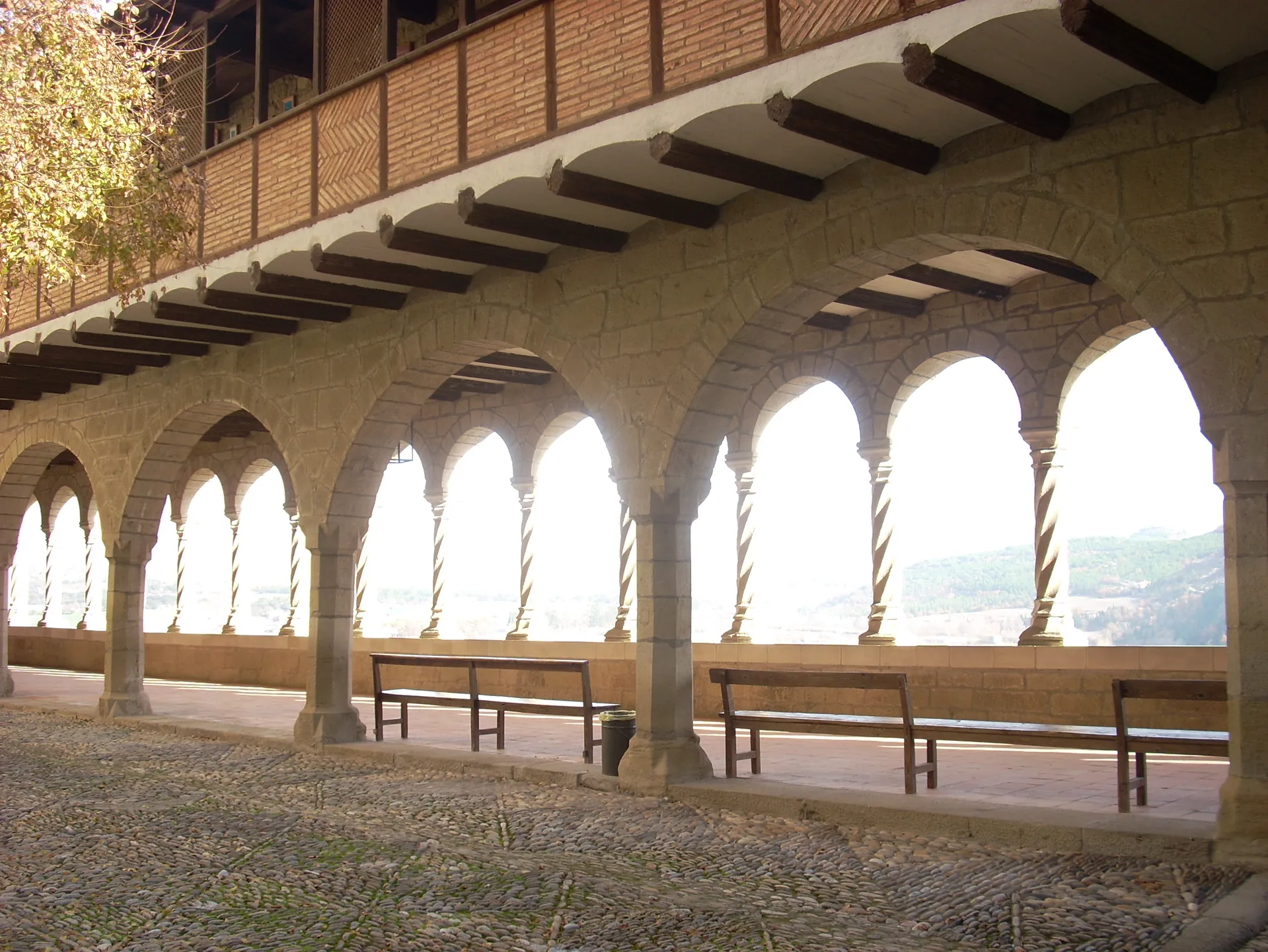 Galeria porticada de Sepulveda asomada sobre la hoz del Duraton, el balcon natural del pueblo.