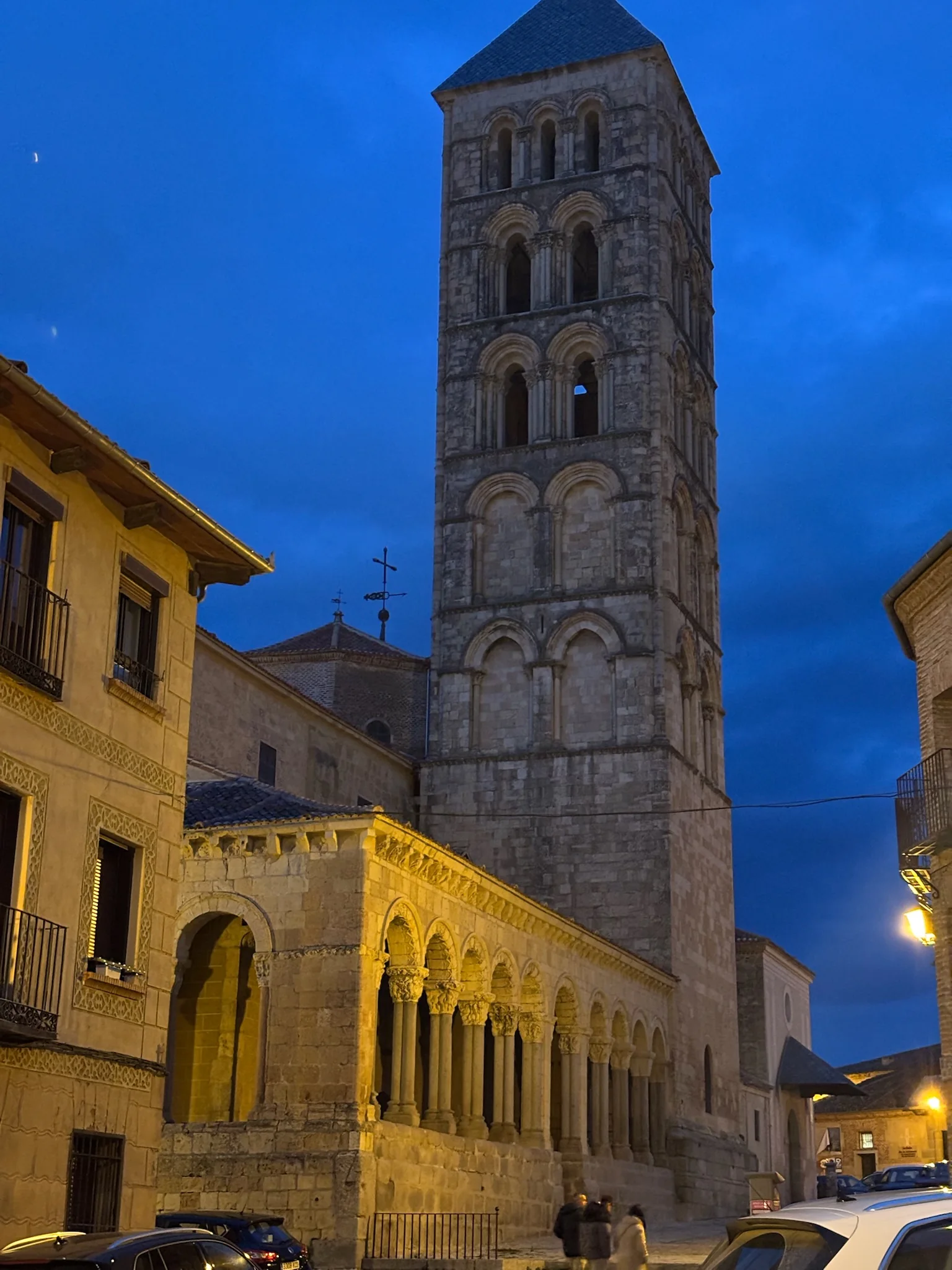 Torre romanica y galeria porticada de una iglesia de Segovia iluminadas a la hora azul. Foto propia La Maleta Inquieta, septiembre 2026