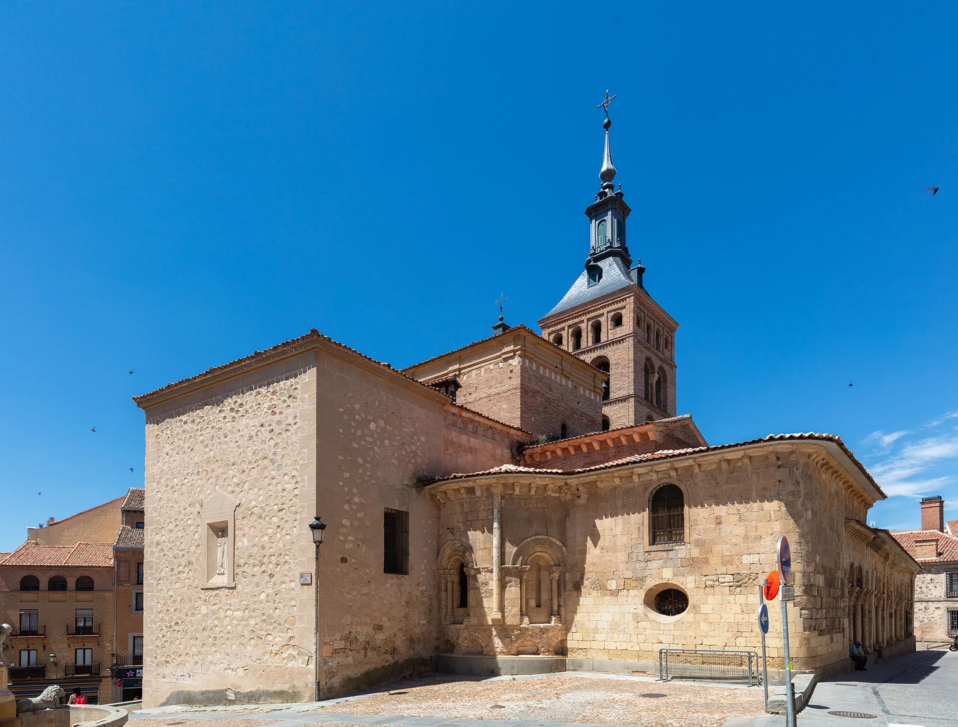 Iglesia de San Martin de Segovia, con su atrio porticado y la torre mudejar, en la plaza de Medina del Campo.