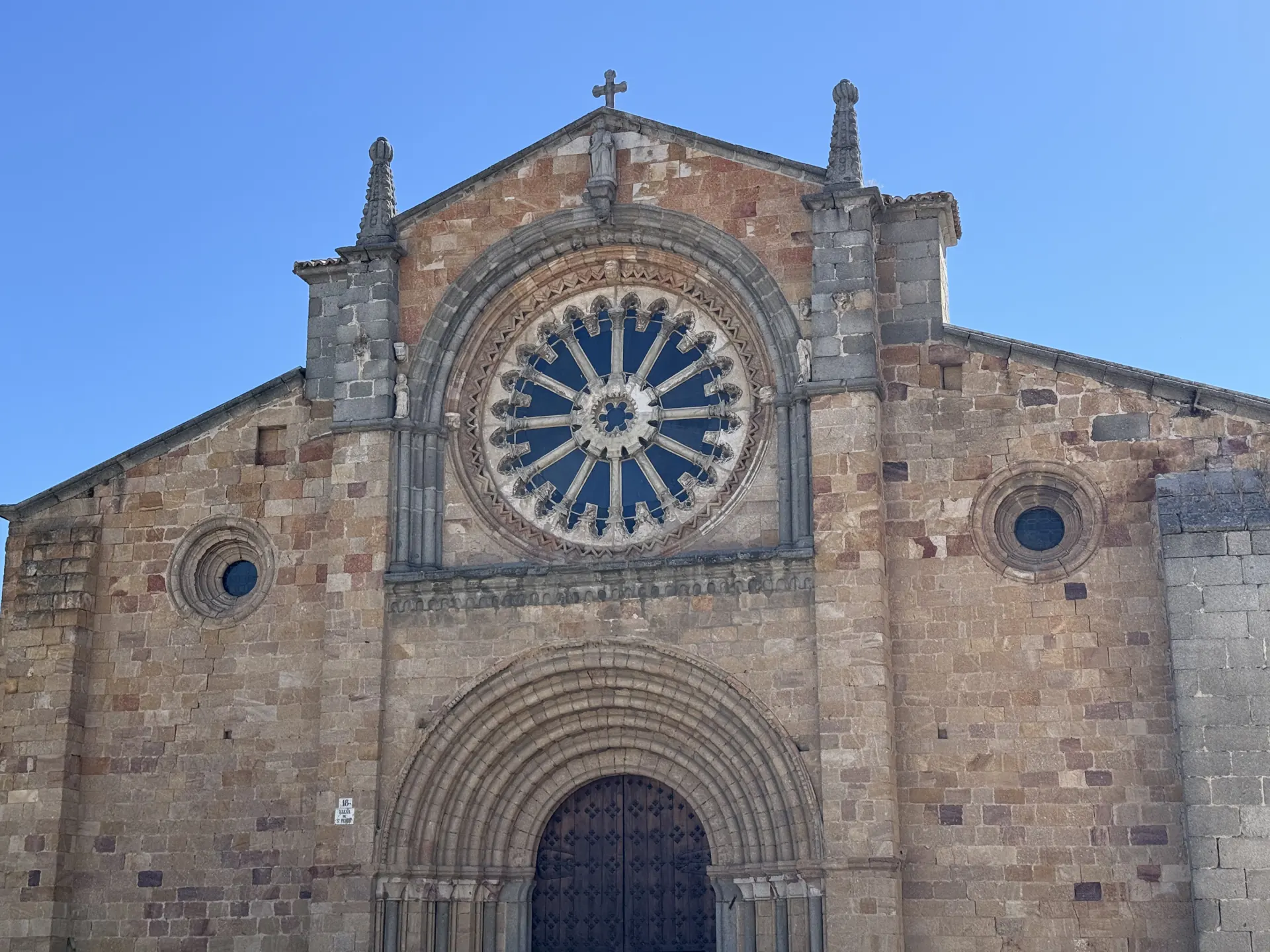 Fachada occidental de la iglesia de San Pedro de Ávila, con rosetón de radios, dos óculos y portada románica. Foto propia La Maleta Inquieta, septiembre 2026.