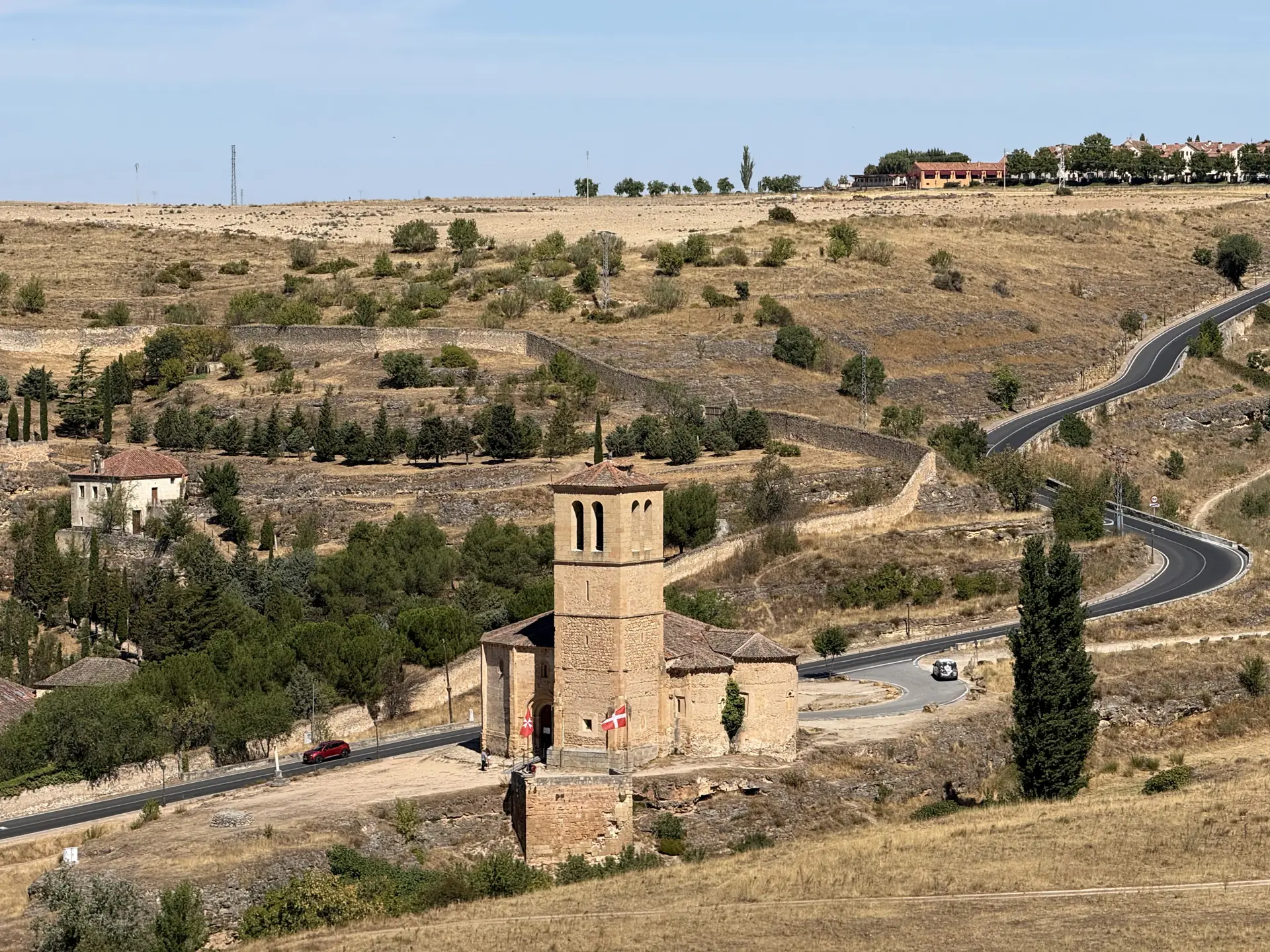 Iglesia de la Vera Cruz con torre románica y campanario rodeada de campos secos y cipreses, Foto propia La Maleta Inquieta, octubre 2026