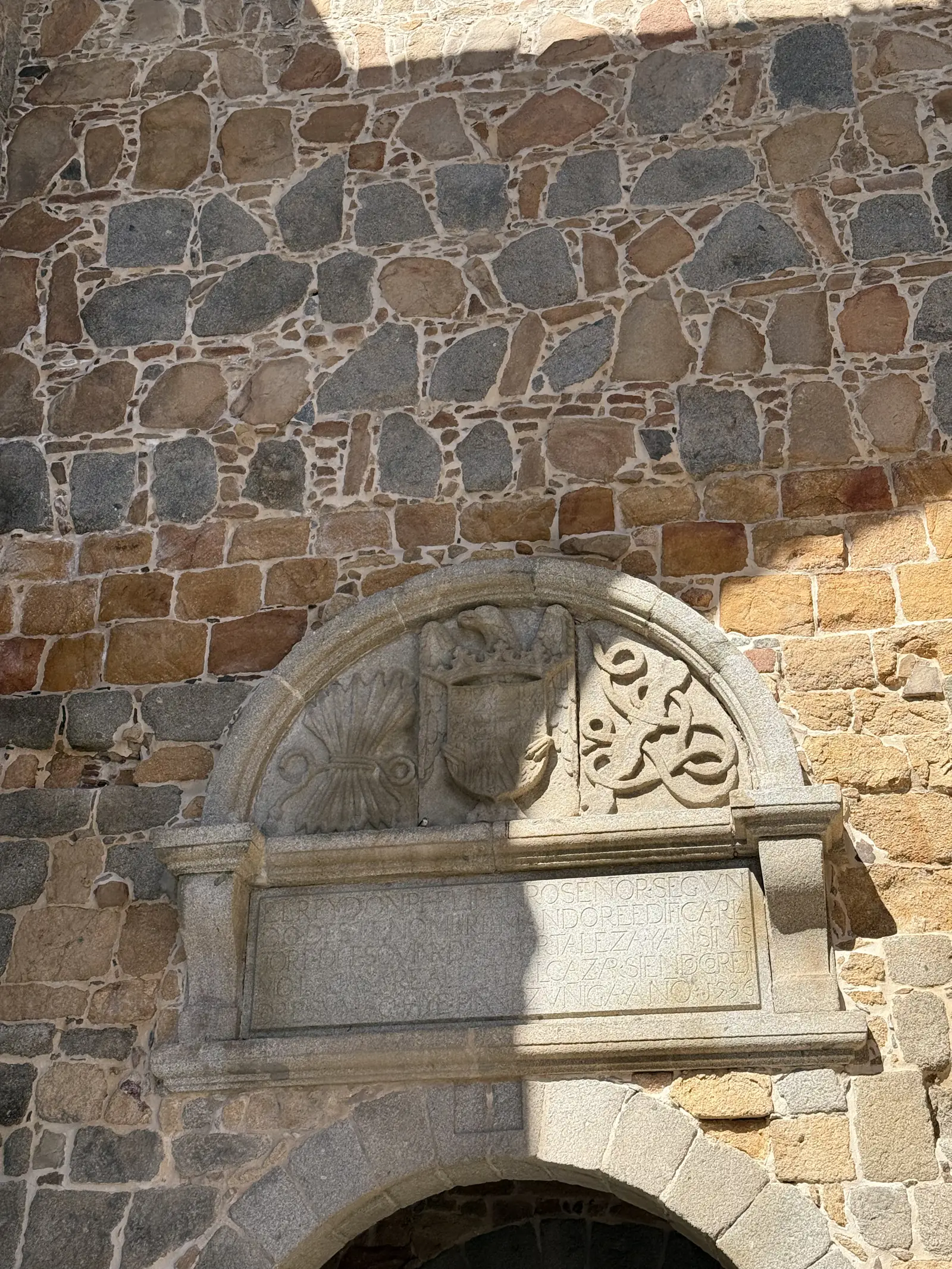 Lápida de la reedificación de 1596 con escudo real sobre el arco interior de la Puerta del Alcázar de Ávila. Foto propia La Maleta Inquieta, septiembre 2026.