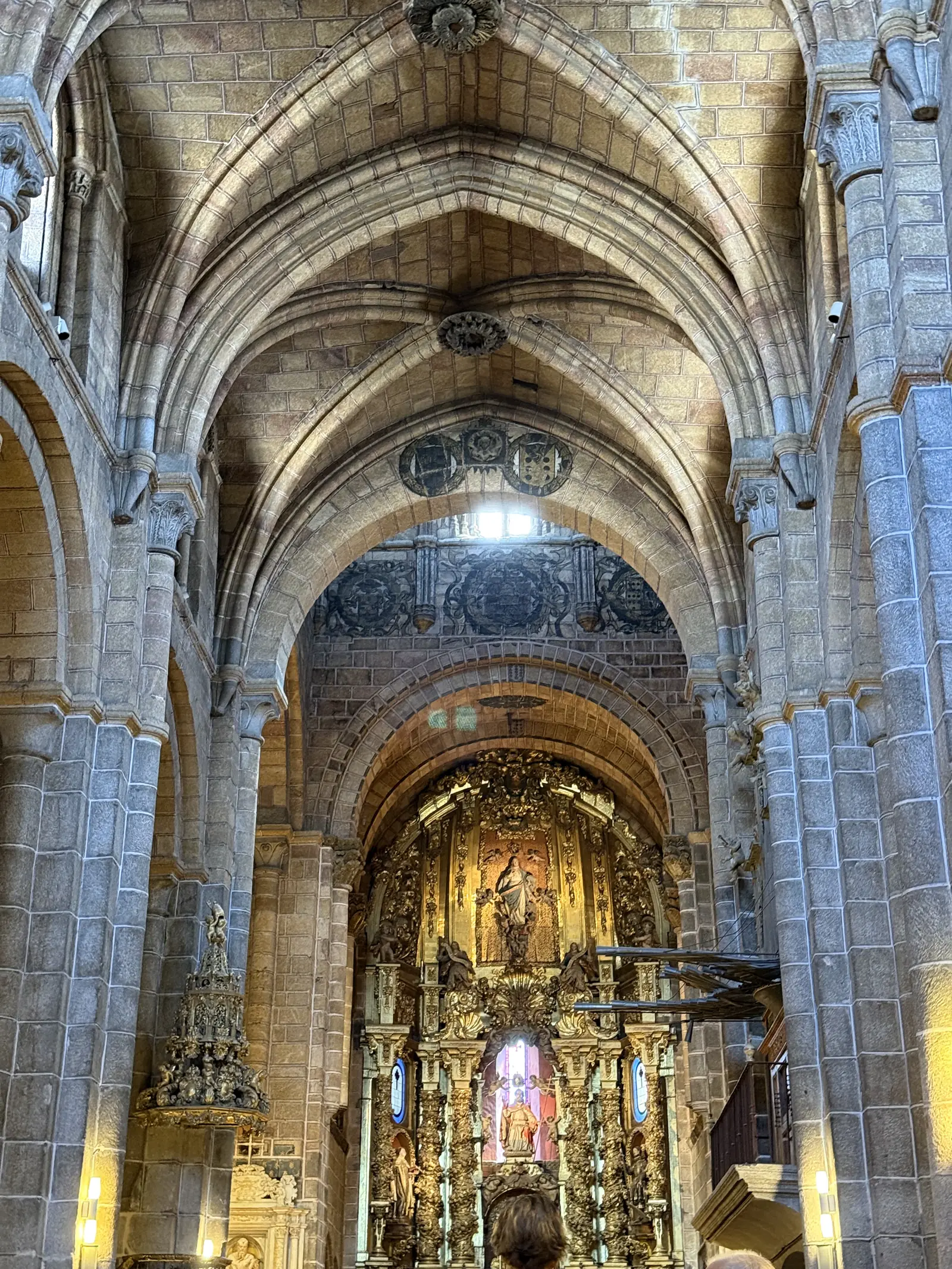 Nave de la iglesia de San Pedro de Ávila con bóvedas de crucería, púlpito dorado y retablo mayor barroco al fondo. Foto propia La Maleta Inquieta, septiembre 2026.