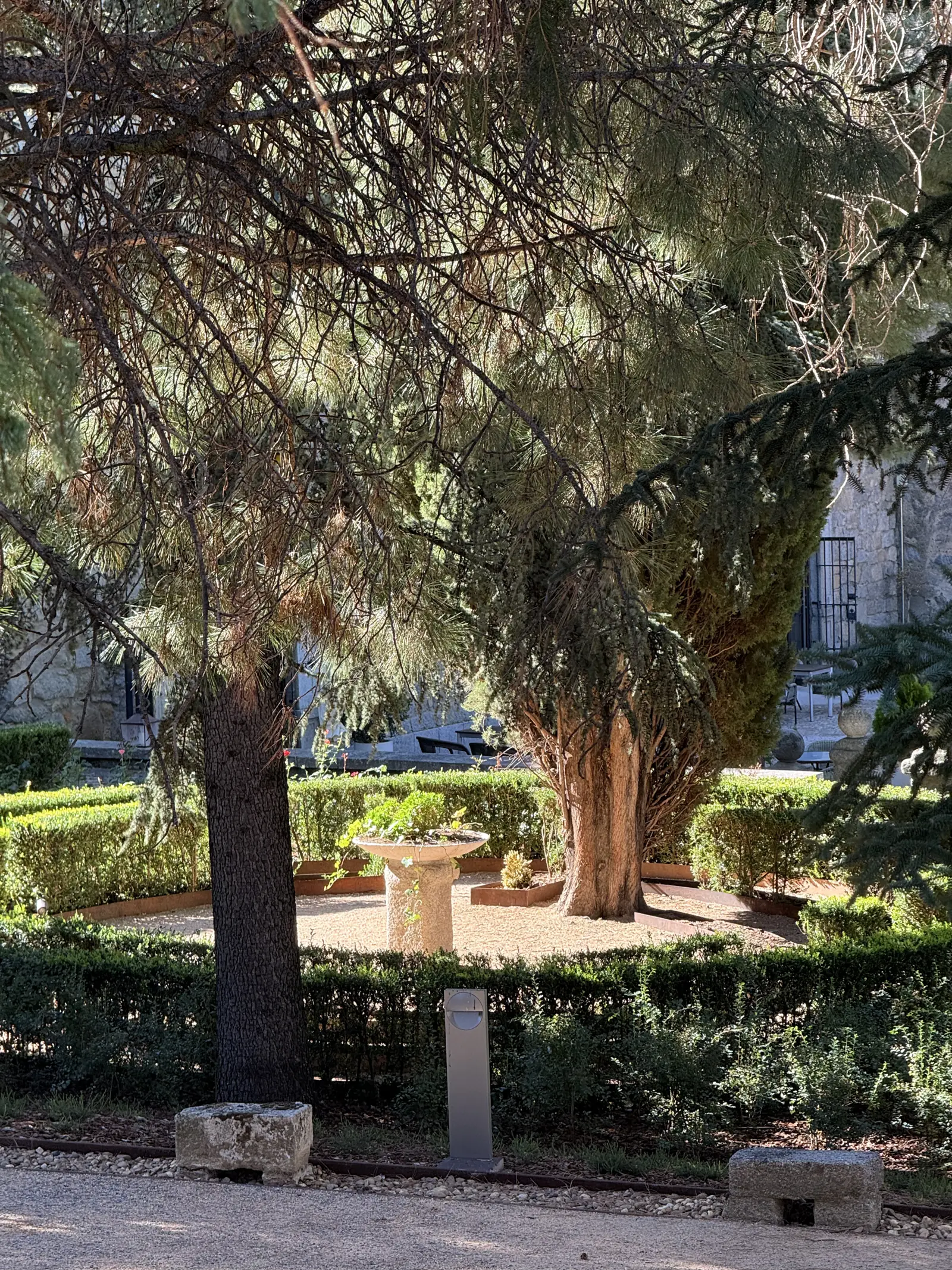 Jardín del Parador de Ávila con parterre y pila de piedra. Foto propia La Maleta Inquieta, septiembre 2026.