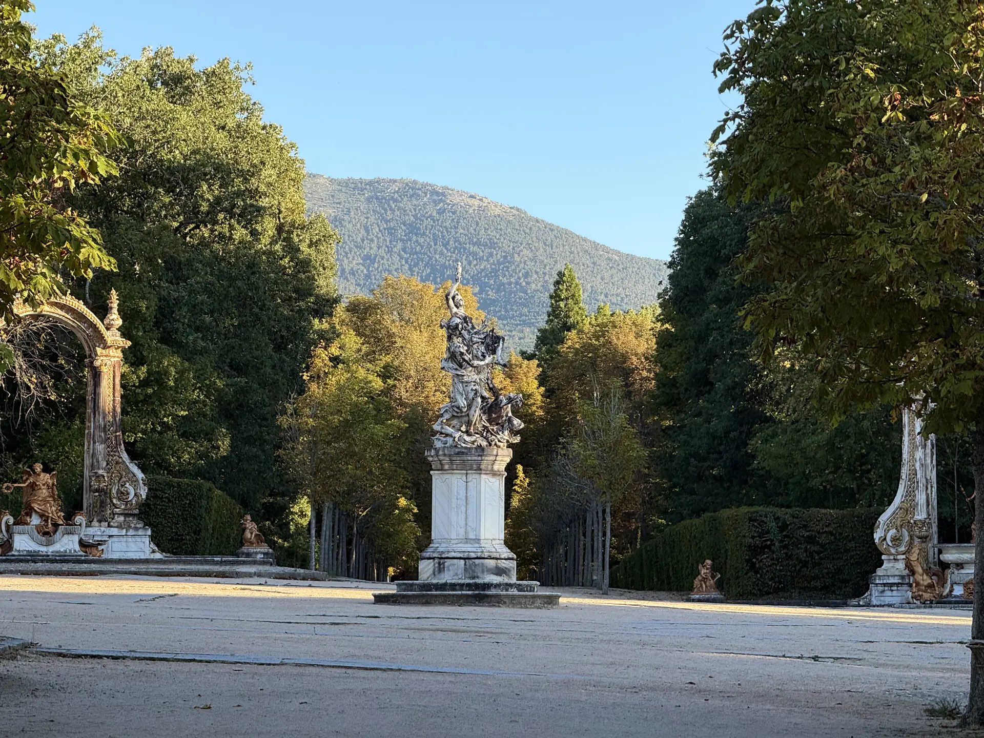 Escultura en los jardines de La Granja con la sierra de Guadarrama de fondo, foto propia La Maleta Inquieta, septiembre 2026