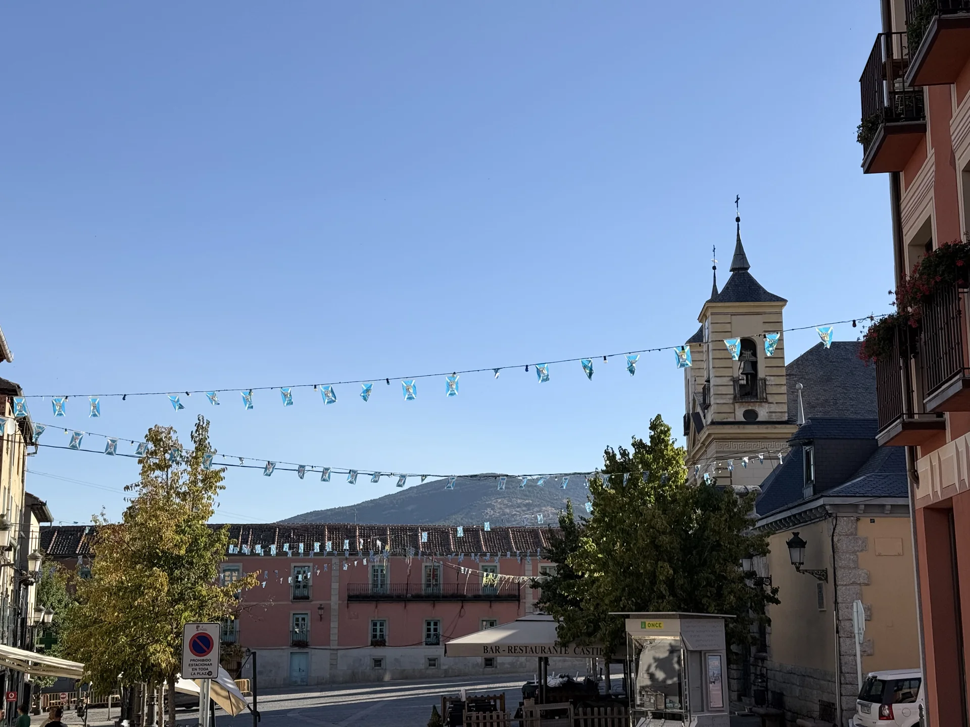 Calle de La Granja decorada con banderines y montaña de Guadarrama al fondo, Foto propia La Maleta Inquieta, septiembre 2026