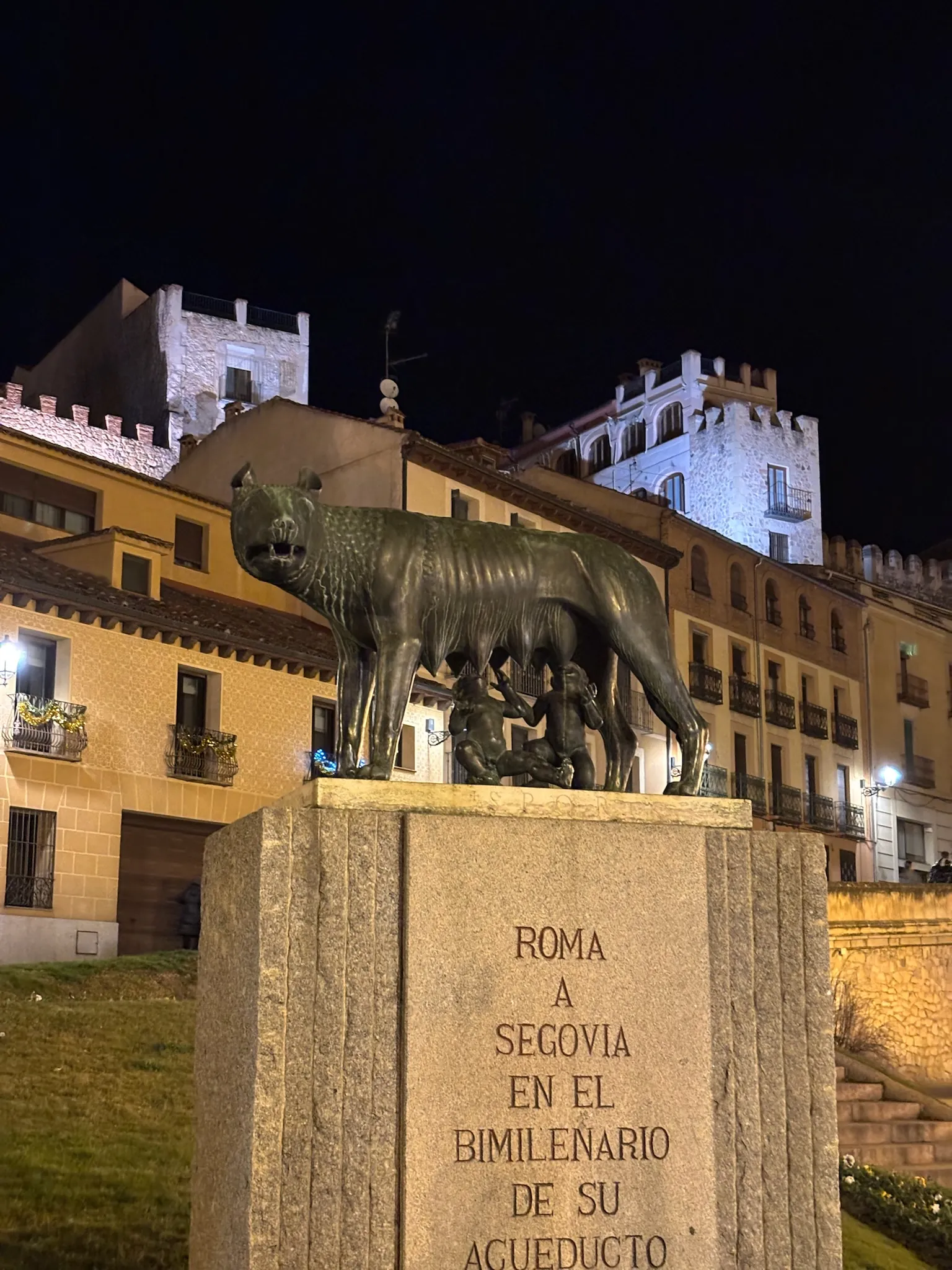 Escultura de la loba capitolina junto al acueducto, iluminada de noche en el jardín del Azoguejo. Foto propia La Maleta Inquieta, octubre 2026