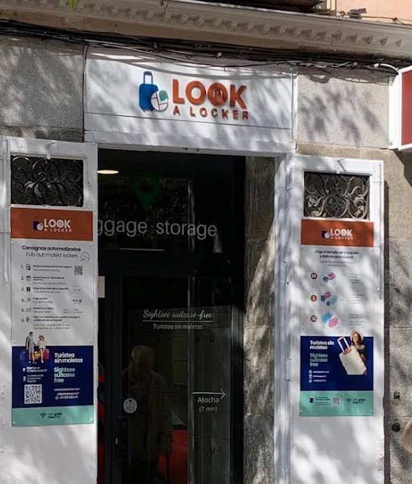 Fachada de Look a Locker, consigna de taquillas para equipaje en la calle de Santa Isabel, junto a Atocha, Madrid
