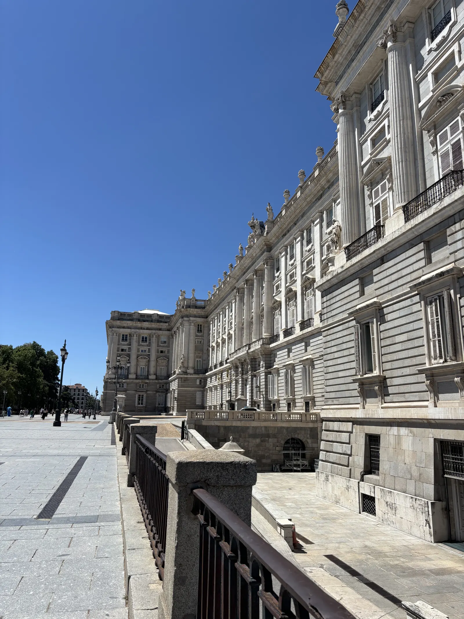 Fachada lateral del Palacio Real de Madrid junto a los jardines, Foto propia La Maleta Inquieta, septiembre 2026