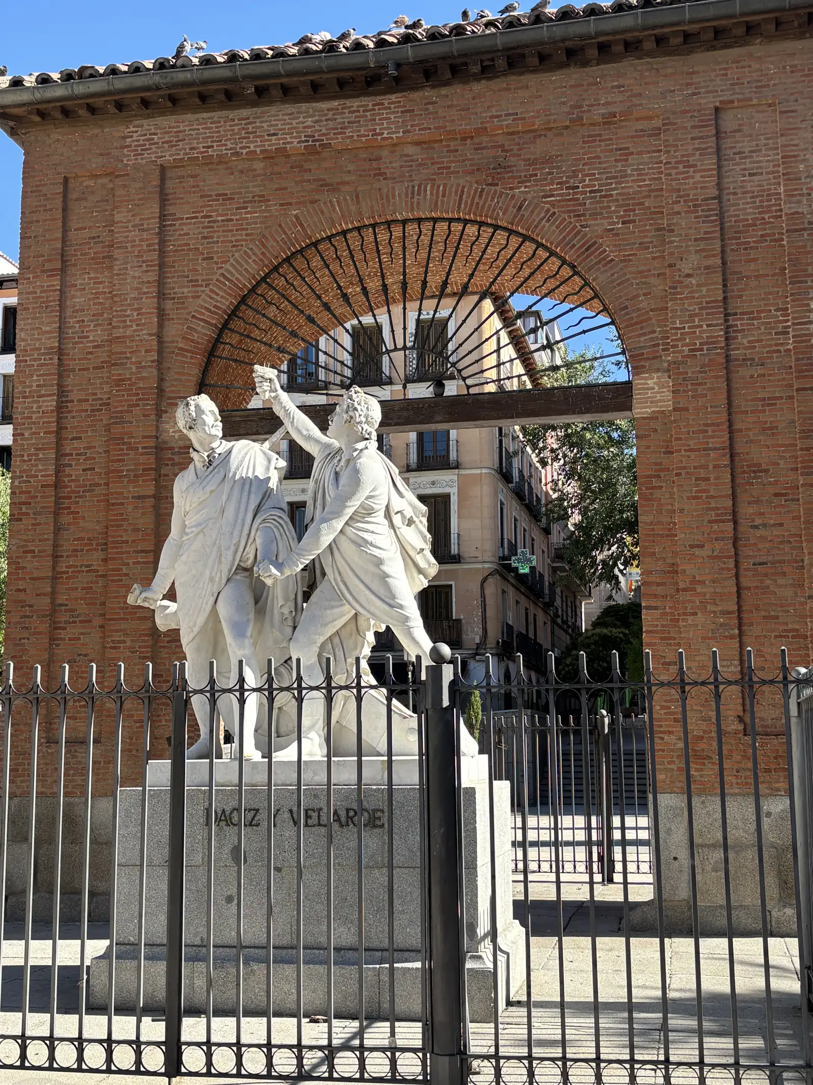 Monumento a Daoiz y Velarde en la plaza del Dos de Mayo de Malasaña, Foto propia La Maleta Inquieta, septiembre 2026