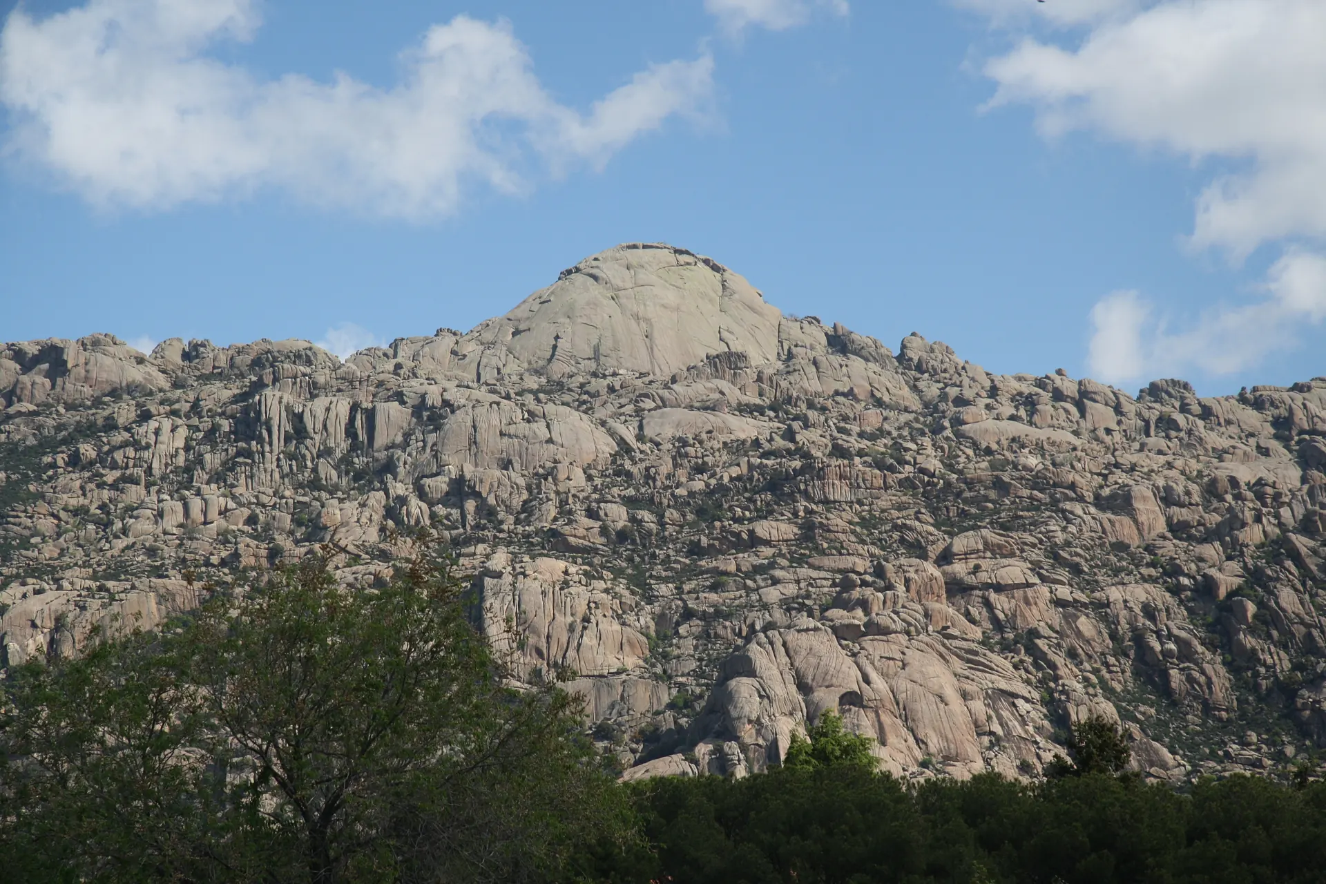 Berrocal de granito de La Pedriza sobre un pinar, en la Sierra de Guadarrama junto a Manzanares el Real
