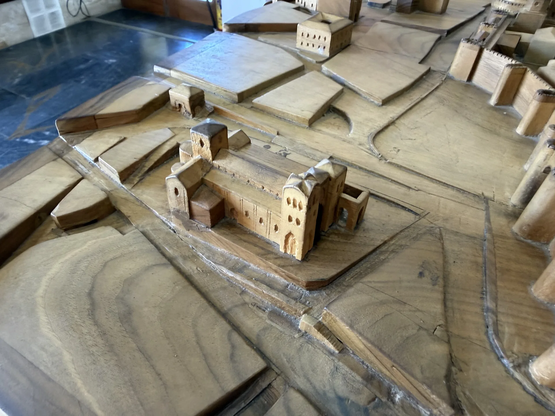 Maqueta de madera de Ávila con la basílica de San Vicente y sus dos torres en primer término y cubos de muralla. Foto propia La Maleta Inquieta, septiembre 2026.