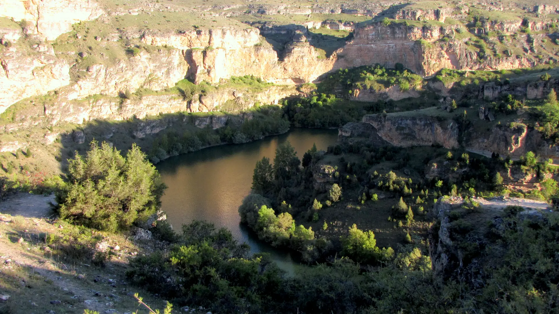 Meandro encajado del rio Duraton entre los cortados calizos de las Hoces, en la provincia de Segovia.