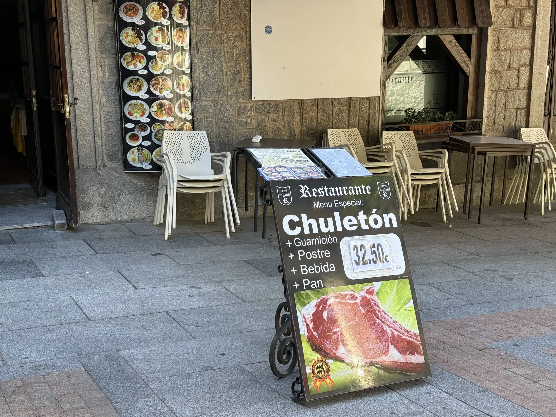 Caballete del restaurante Tres Siglos con menú especial de chuletón a 32,50 euros y panel de platos, en Ávila. Foto propia La Maleta Inquieta, septiembre 2026