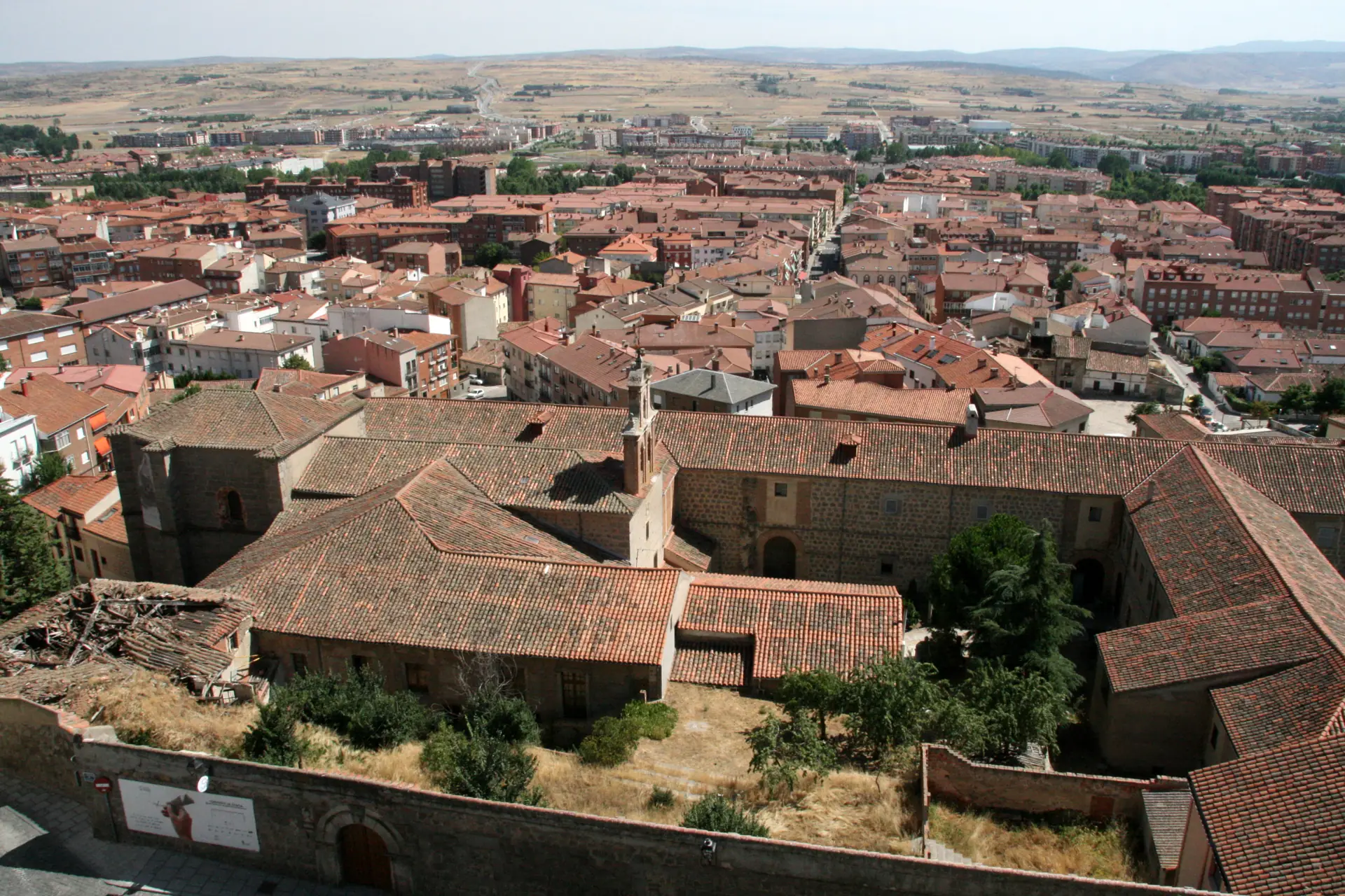Monasterio de Nuestra Señora de Gracia de Ávila visto desde la muralla, con la iglesia, la espadaña y los tejados del convento ante la ciudad nueva