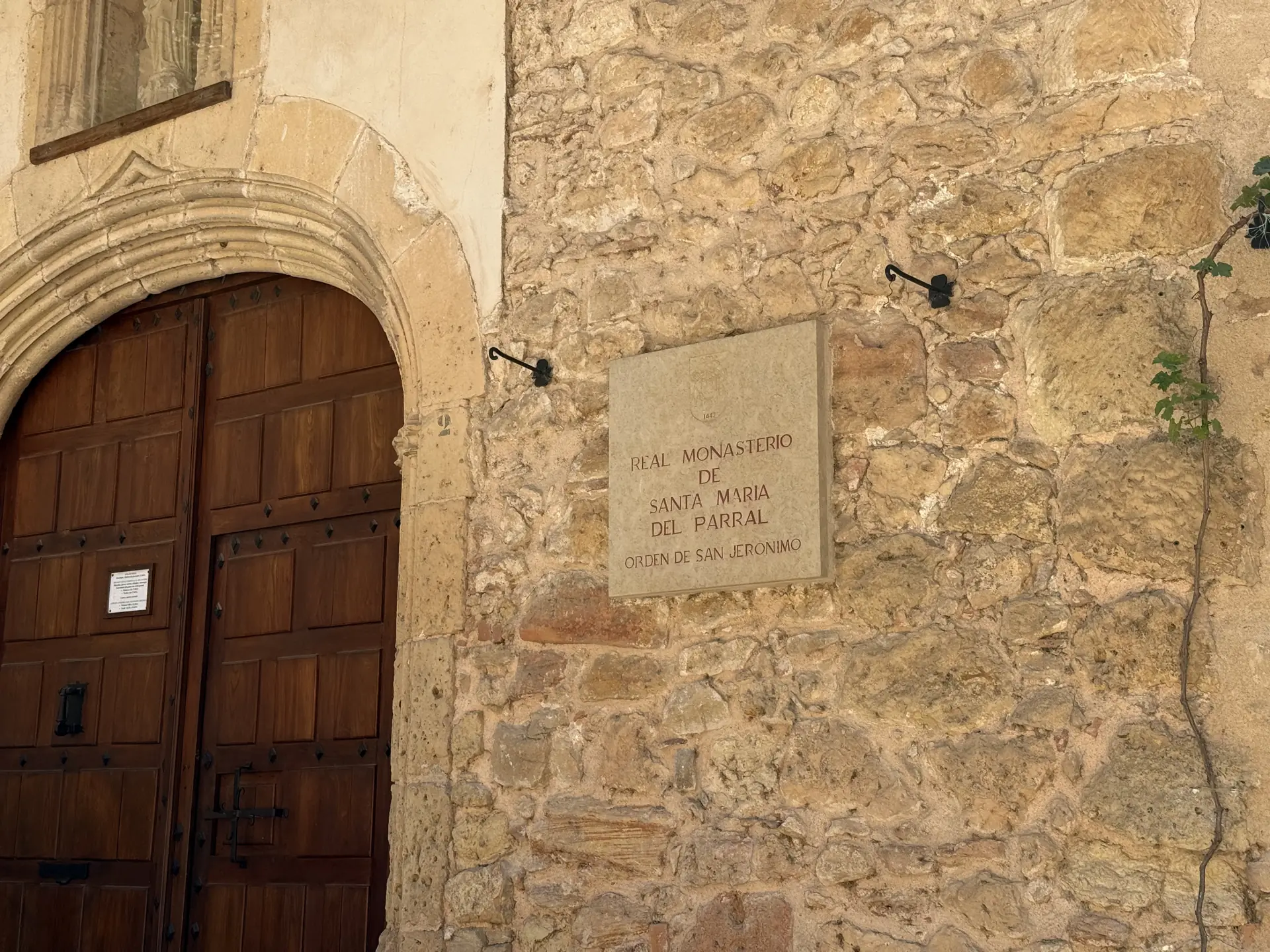 Portada de entrada del Monasterio del Parral de Segovia, con puerta de madera enmarcada en piedra. Foto propia La Maleta Inquieta, septiembre 2026.