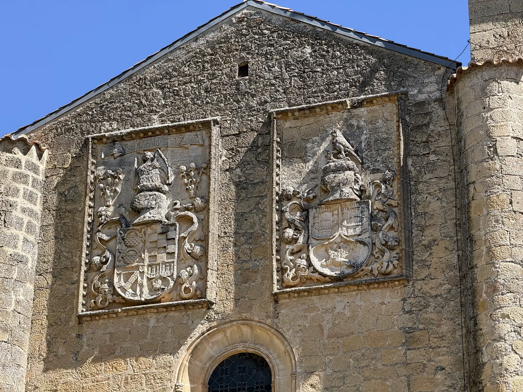 Escudos heráldicos tallados en la piedra de la fachada del Monasterio del Parral de Segovia. Foto propia La Maleta Inquieta, septiembre 2026.