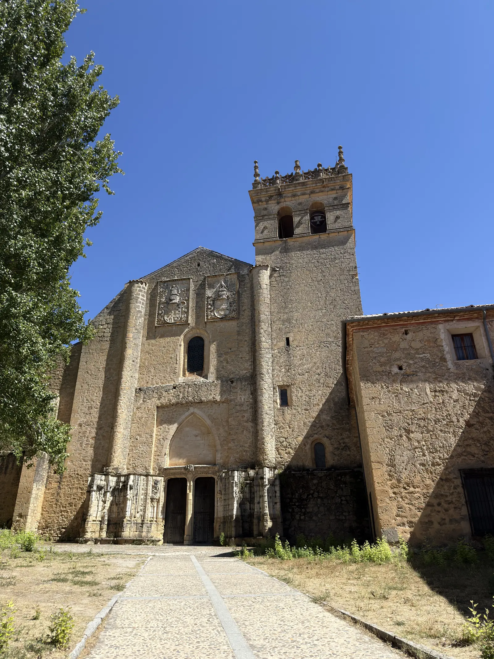 Fachada frontal del Monasterio del Parral de Segovia con la torre campanario recortada contra el cielo. Foto propia La Maleta Inquieta, septiembre 2026.