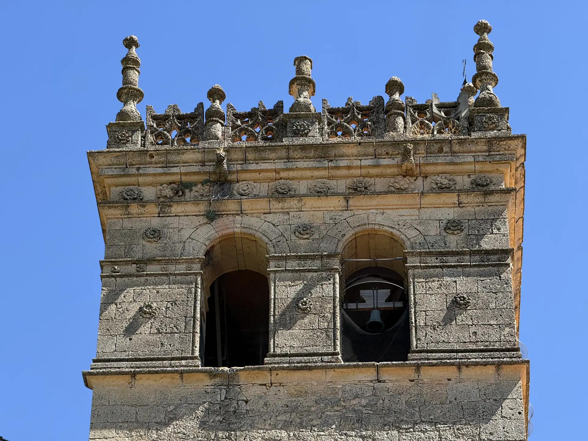 Torre del Monasterio del Parral de Segovia con su balaustrada decorativa y los pináculos de piedra. Foto propia La Maleta Inquieta, septiembre 2026.