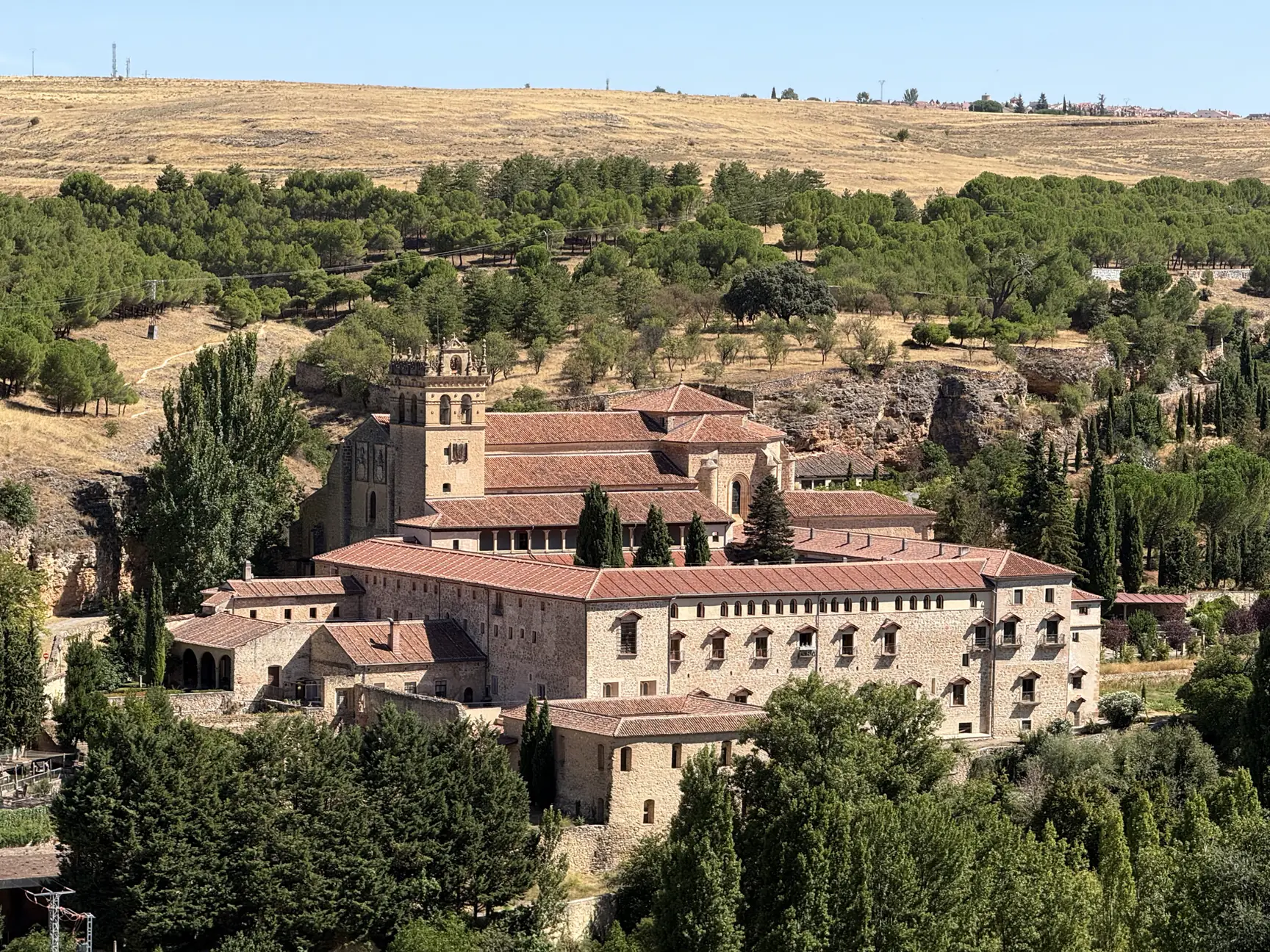 Vista aérea del monasterio del Parral con iglesia, claustro y cipreses rodeando edificios, Foto propia La Maleta Inquieta, octubre 2026