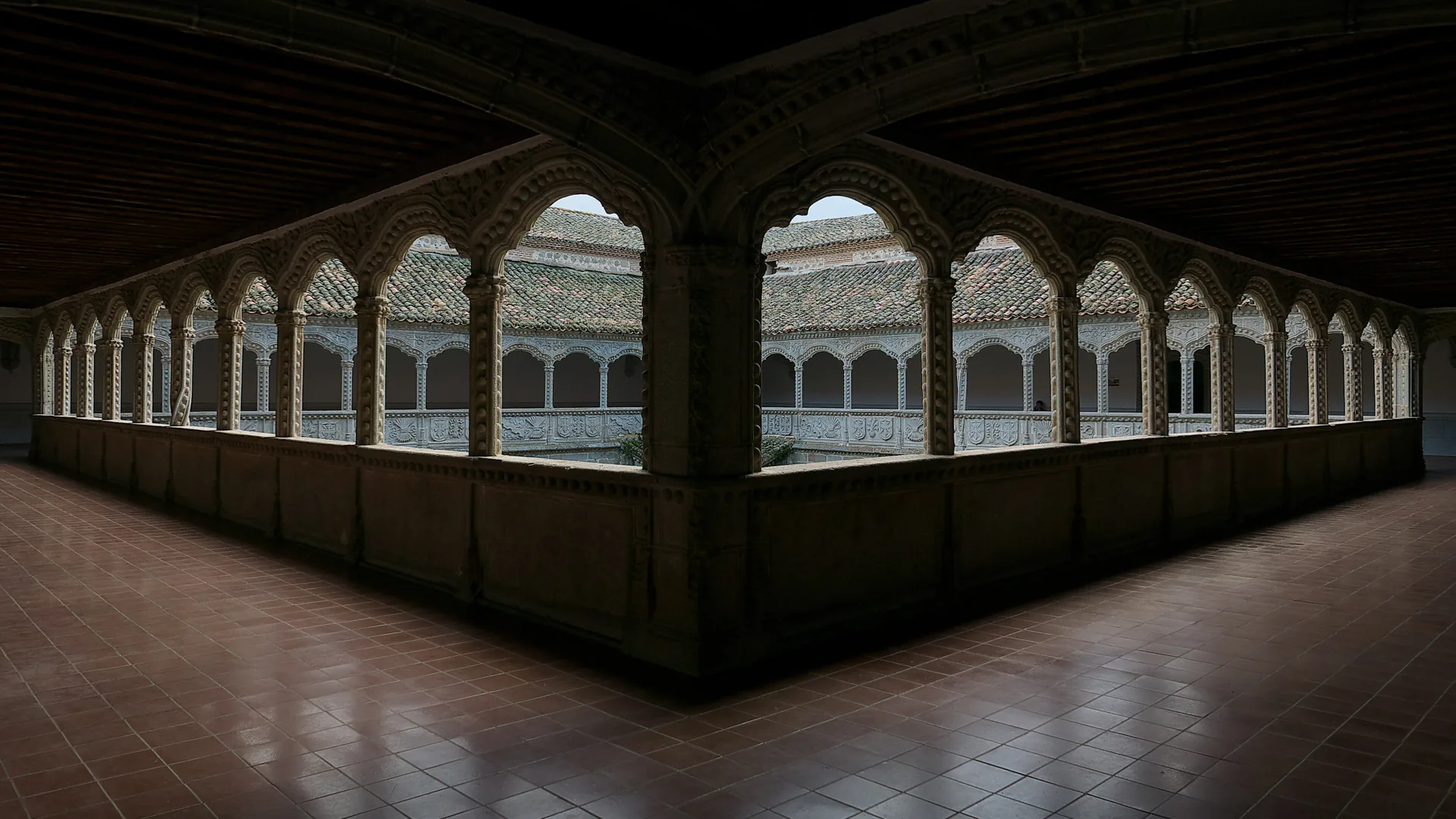 Galería superior del Claustro de los Reyes del Monasterio de Santo Tomás de Ávila, con techo de madera y arcos calados