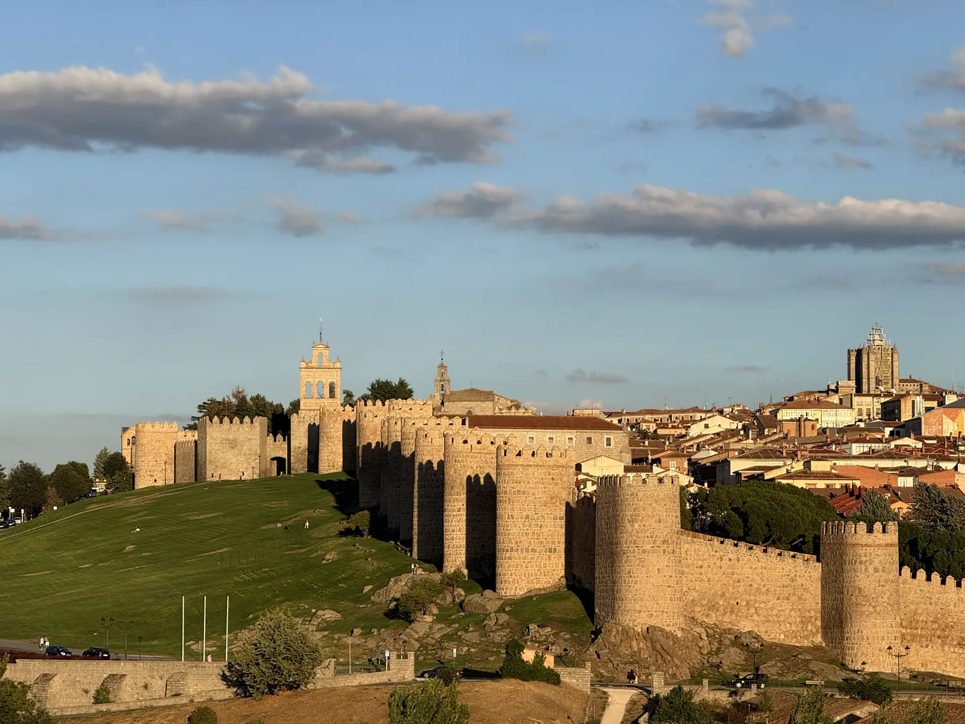 Lienzo norte de la muralla de Ávila y torre de la catedral con luz dorada de atardecer, desde Los Cuatro Postes. Foto propia La Maleta Inquieta, septiembre 2026.